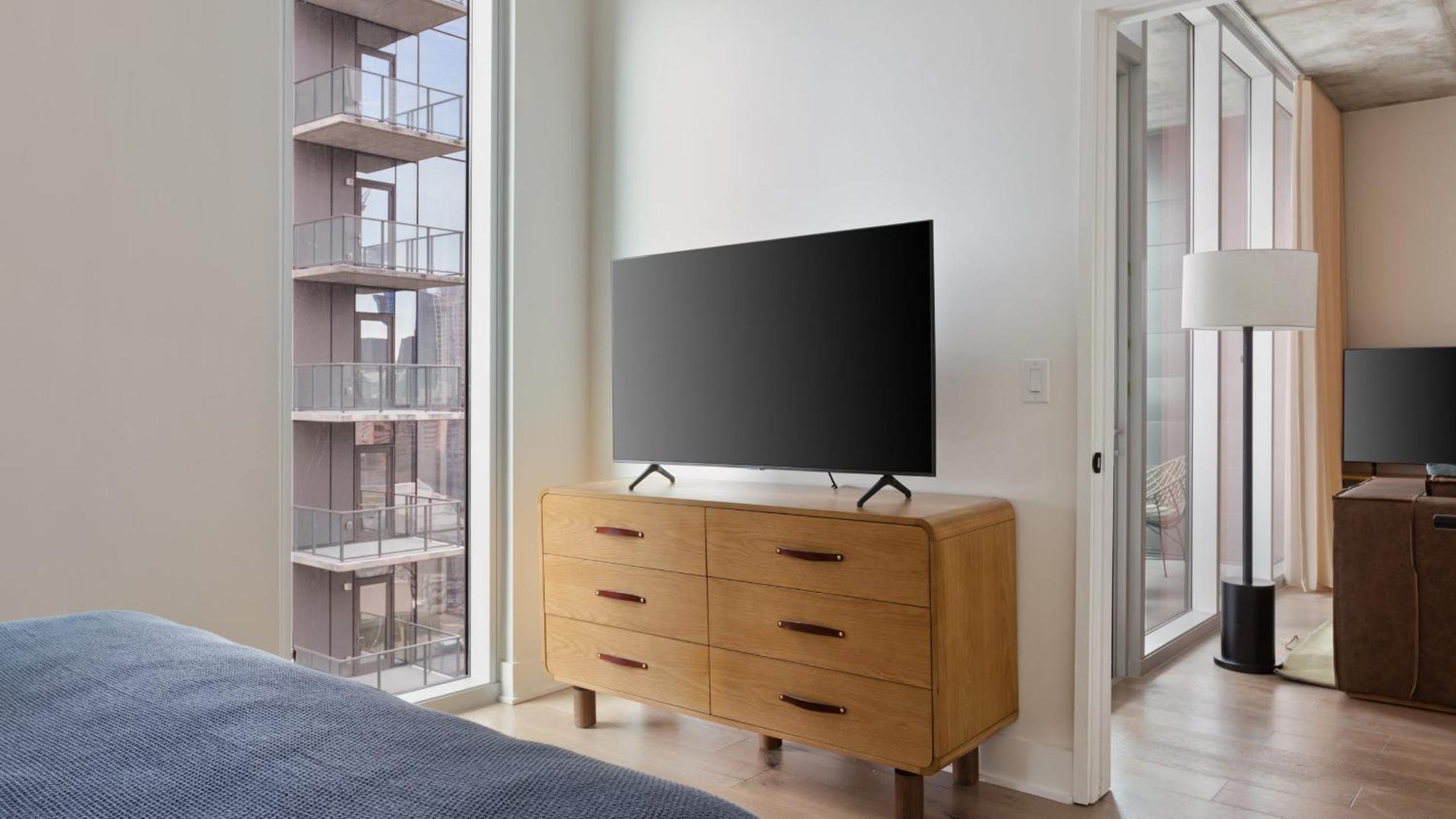 New Austin High Rise w Luxe Amenities Rooftop Pool Gym Yoga Studio More