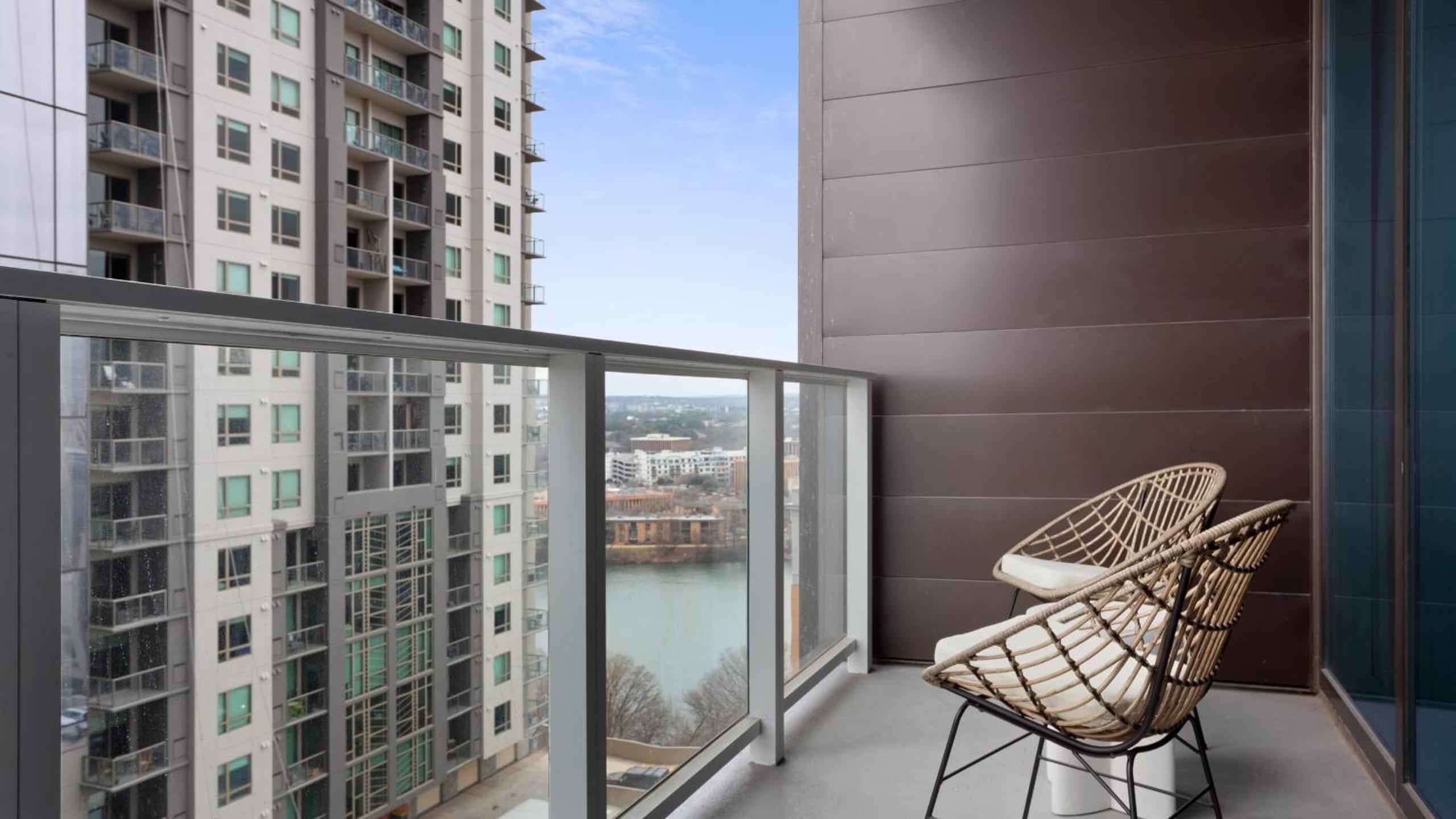 New Austin High Rise w Luxe Amenities Rooftop Pool Gym Yoga Studio More