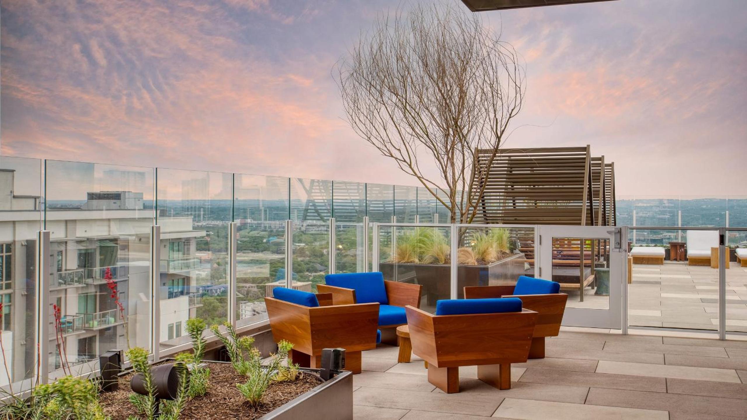 New Austin High Rise w Luxe Amenities Rooftop Pool Gym Yoga Studio More