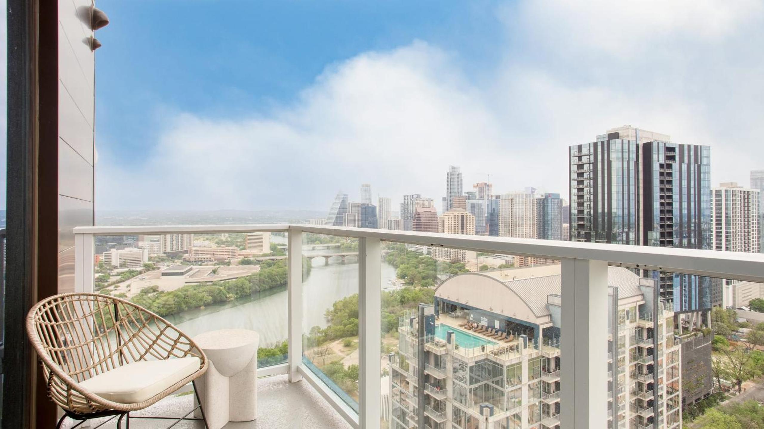 Luxe High Rise near DT Austin w Views Rooftop Pool Gym Luxe Amenities