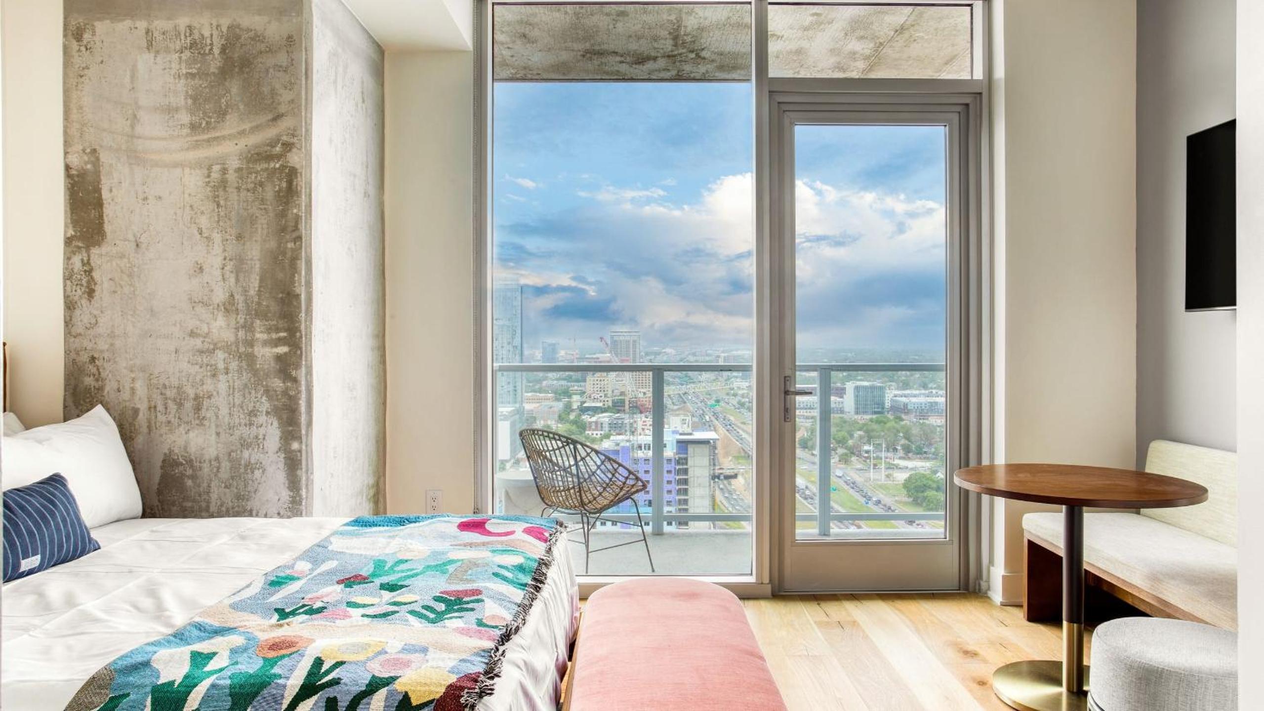Luxe High Rise near DT Austin w Views Rooftop Pool Gym Luxe Amenities
