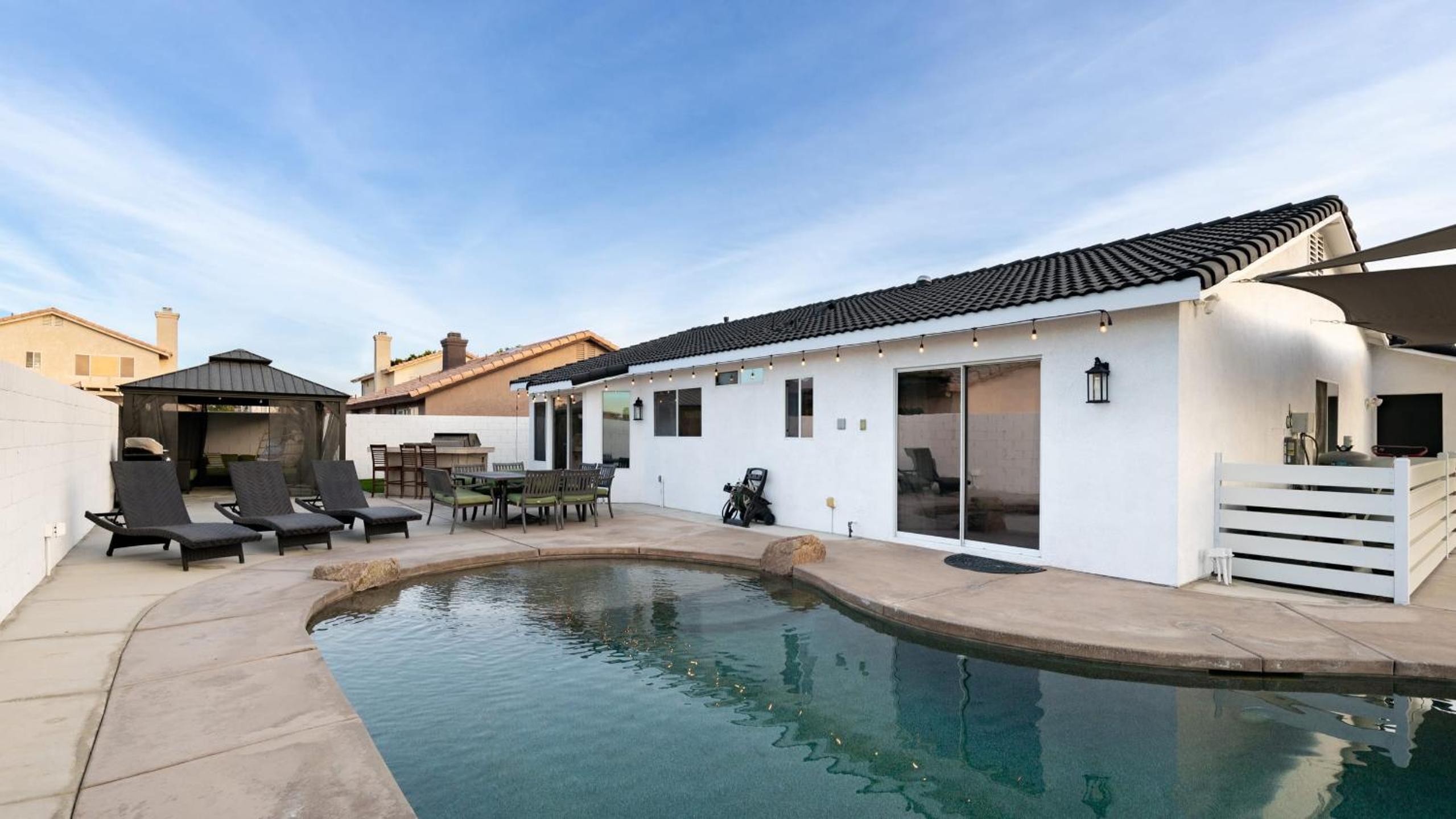 Pacifica Sur by AvantStay Pool Hot Tub Gazebo