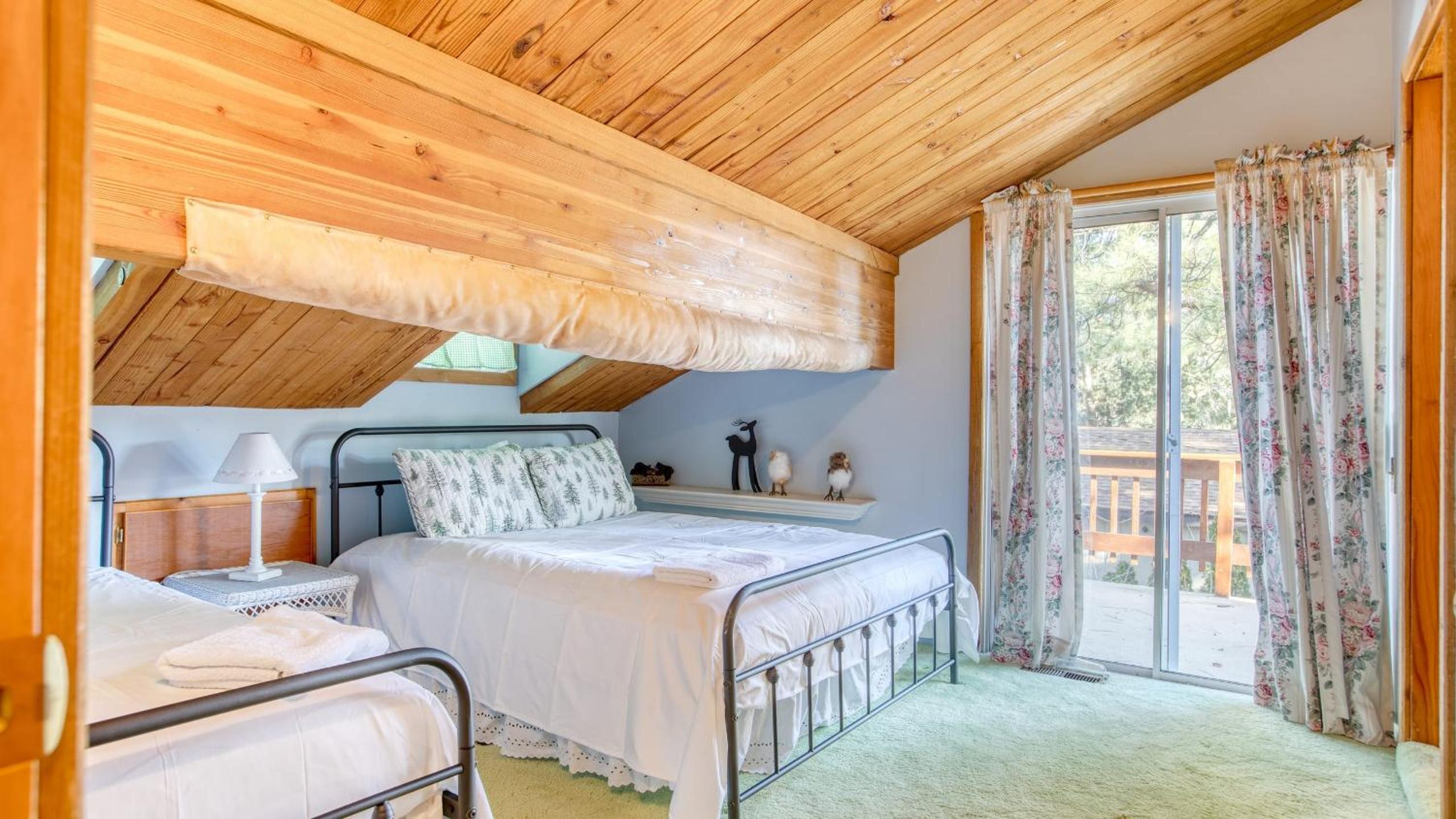 Lakefront w Private Dock Hot Tub Large Deck Views Lakeside on Lagunita