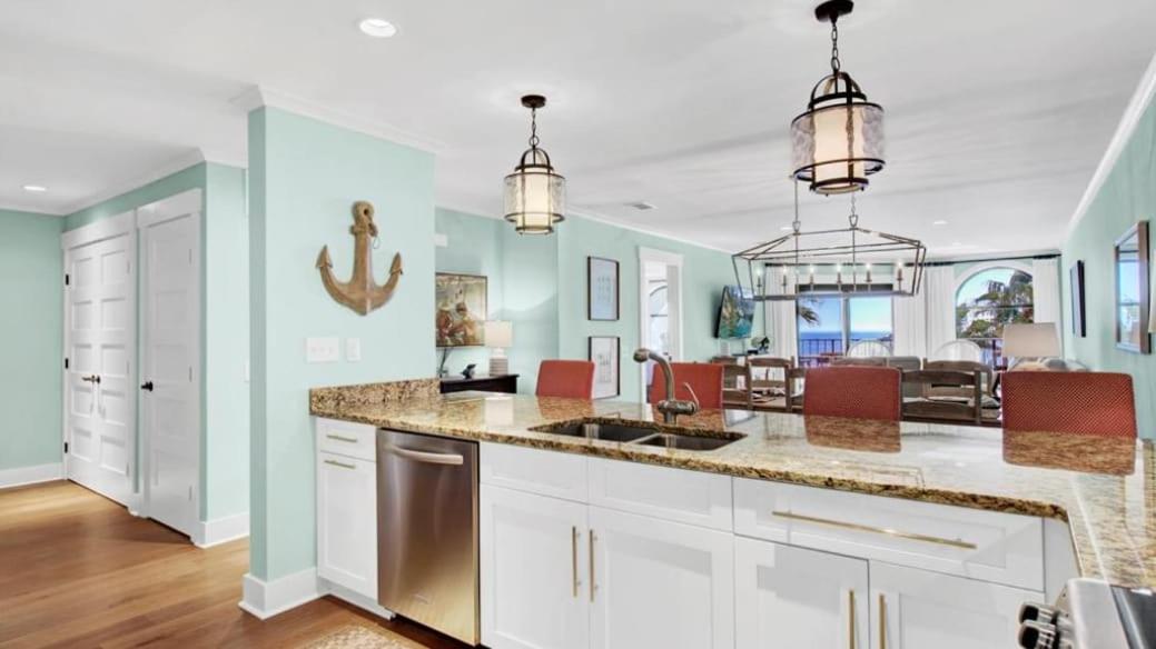415 Seascape by AvantStay Beachfront Condo w Communal Pool Access