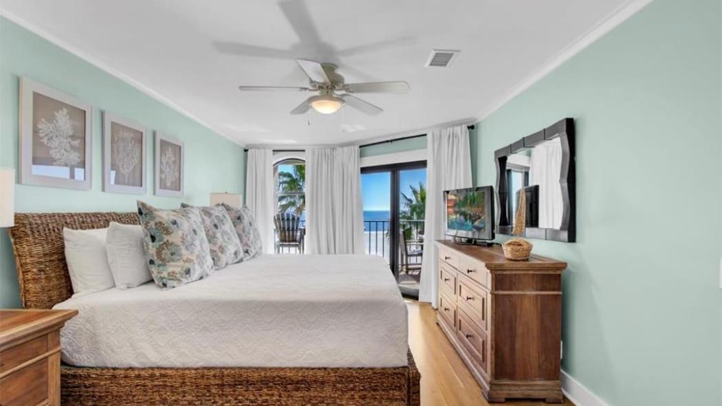 415 Seascape by AvantStay Beachfront Condo w Communal Pool Access