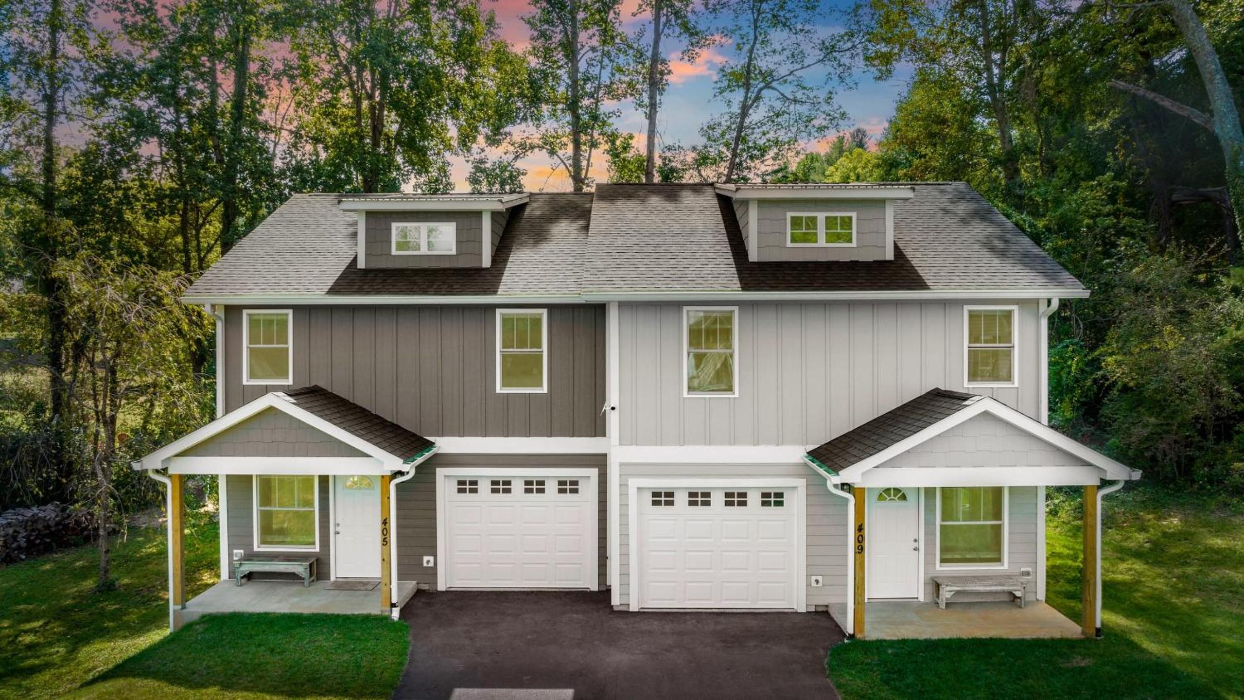Little Sycamore Duplex by AvantStay Sleeps 20 w Private Patio 6 Minutes to Downtown Asheville