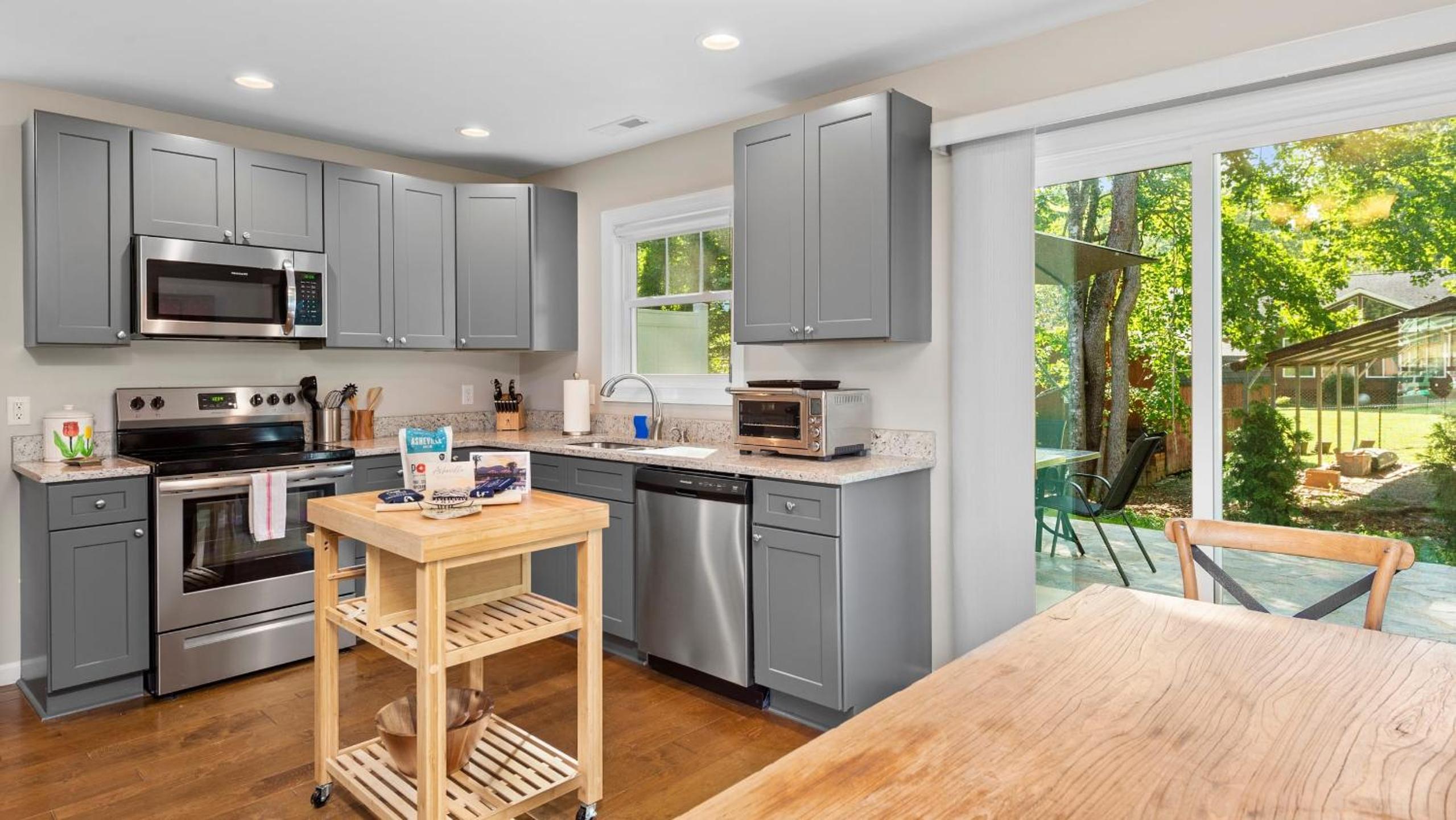 Little Sycamore Duplex by AvantStay Sleeps 20 w Private Patio 6 Minutes to Downtown Asheville
