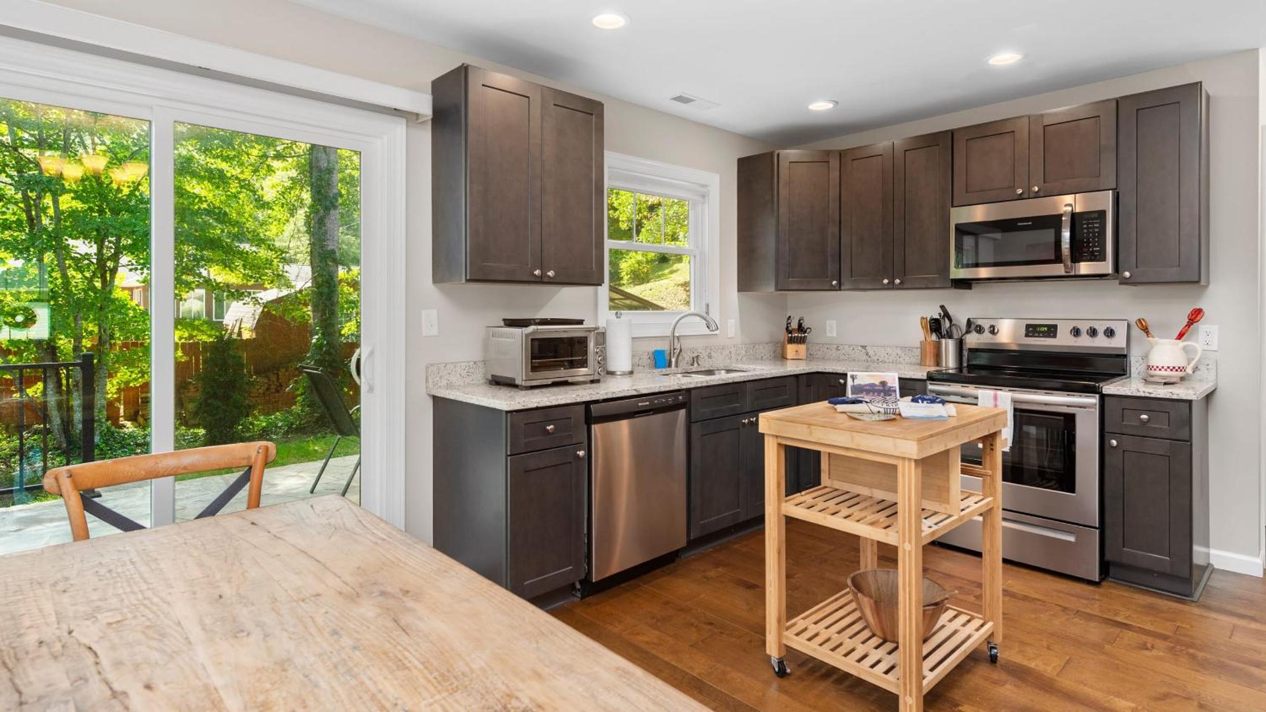 Little Sycamore Duplex by AvantStay Sleeps 20 w Private Patio 6 Minutes to Downtown Asheville