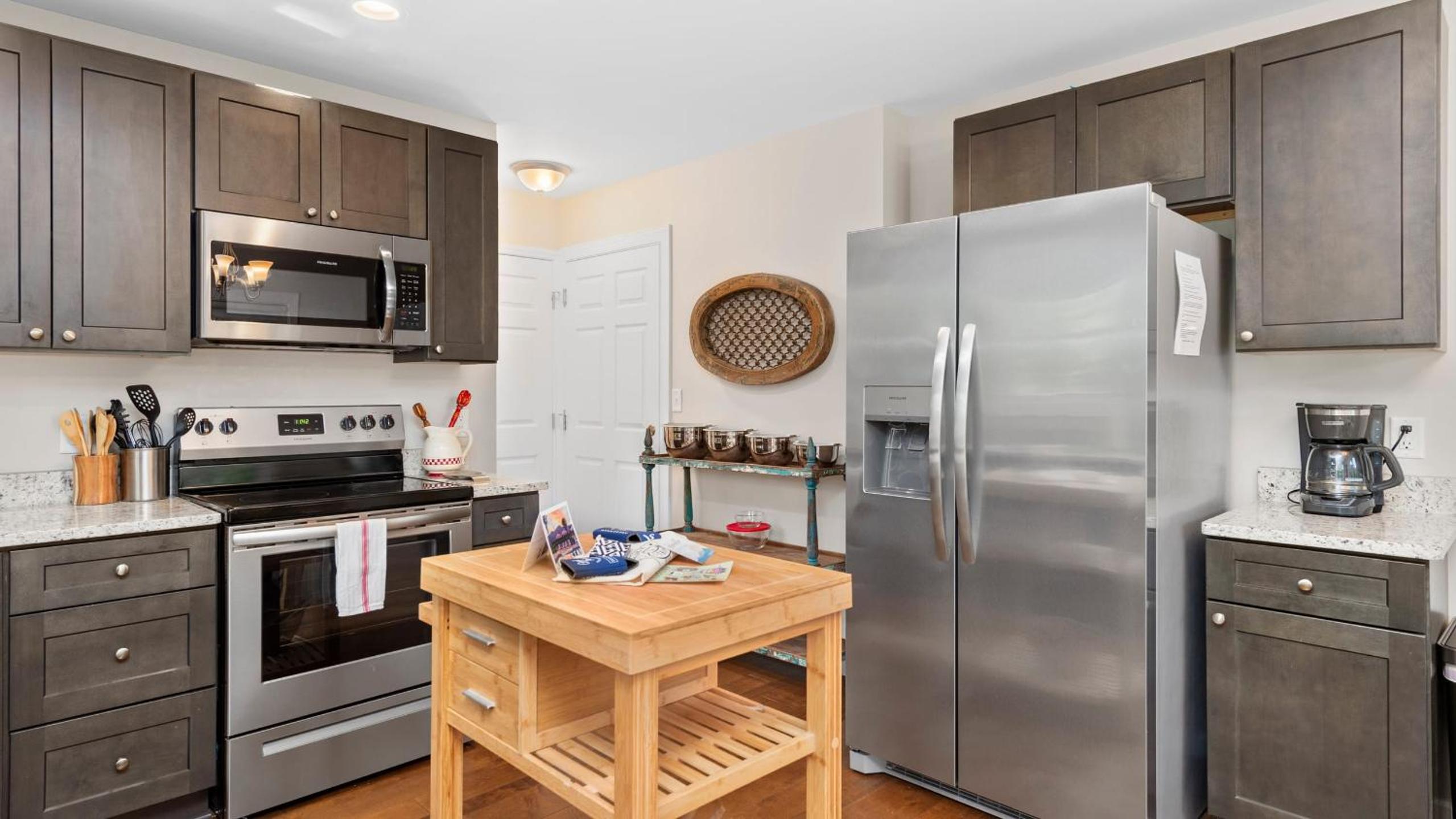 Little Sycamore Duplex by AvantStay Sleeps 20 w Private Patio 6 Minutes to Downtown Asheville