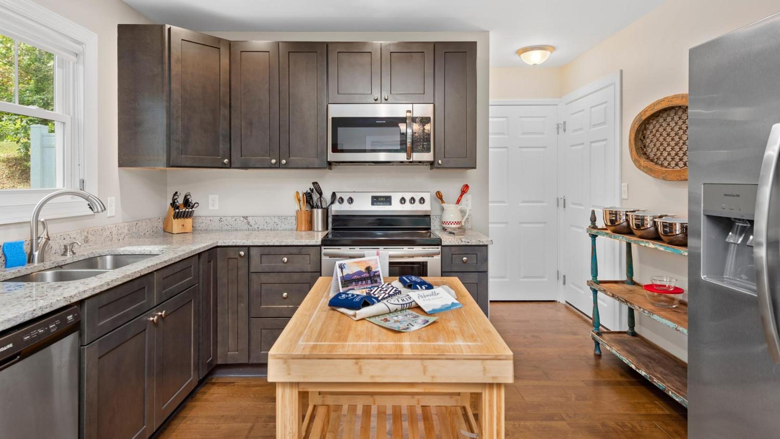 Little Sycamore Duplex by AvantStay Sleeps 20 w Private Patio 6 Minutes to Downtown Asheville
