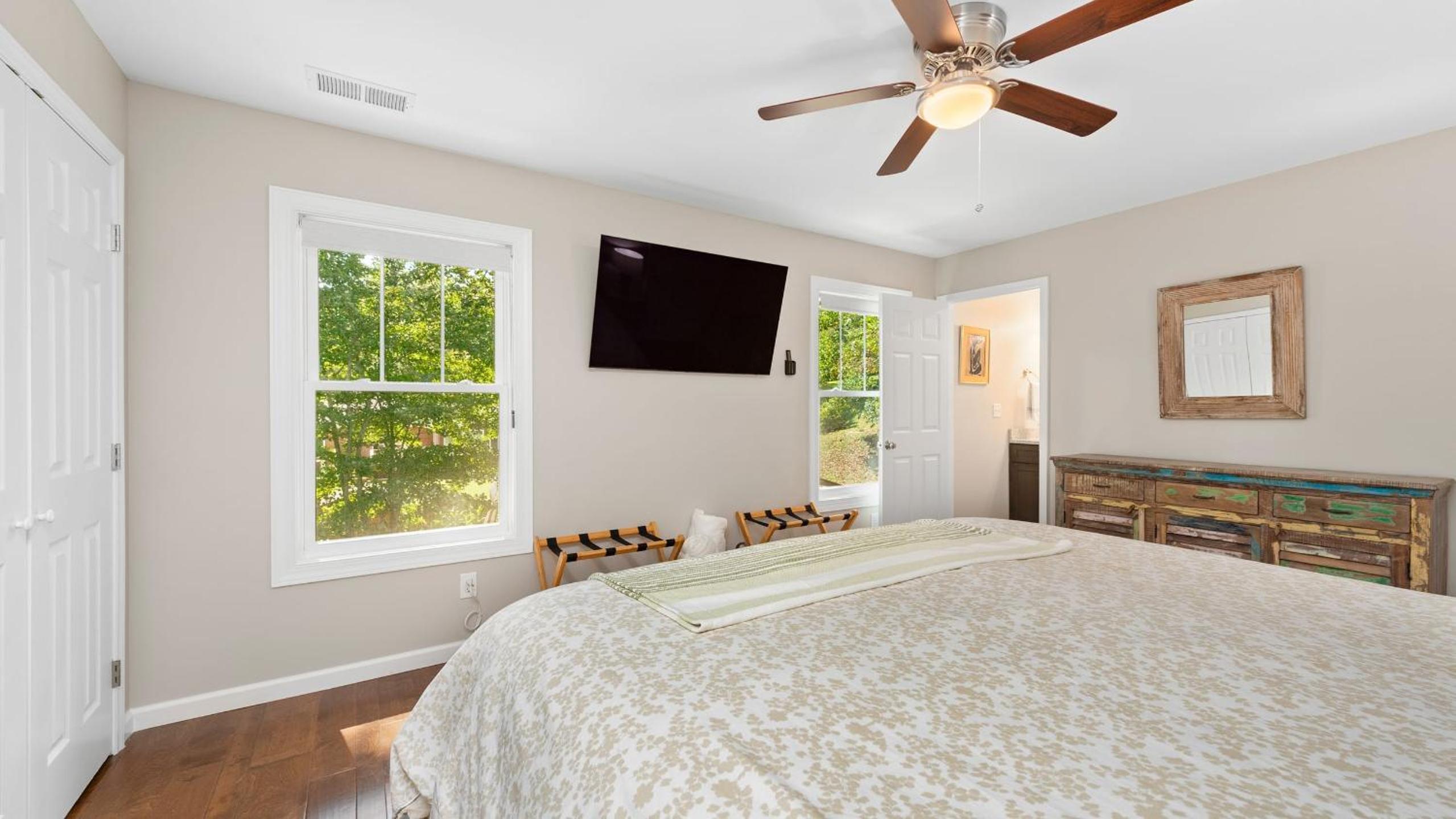 Little Sycamore Duplex by AvantStay Sleeps 20 w Private Patio 6 Minutes to Downtown Asheville