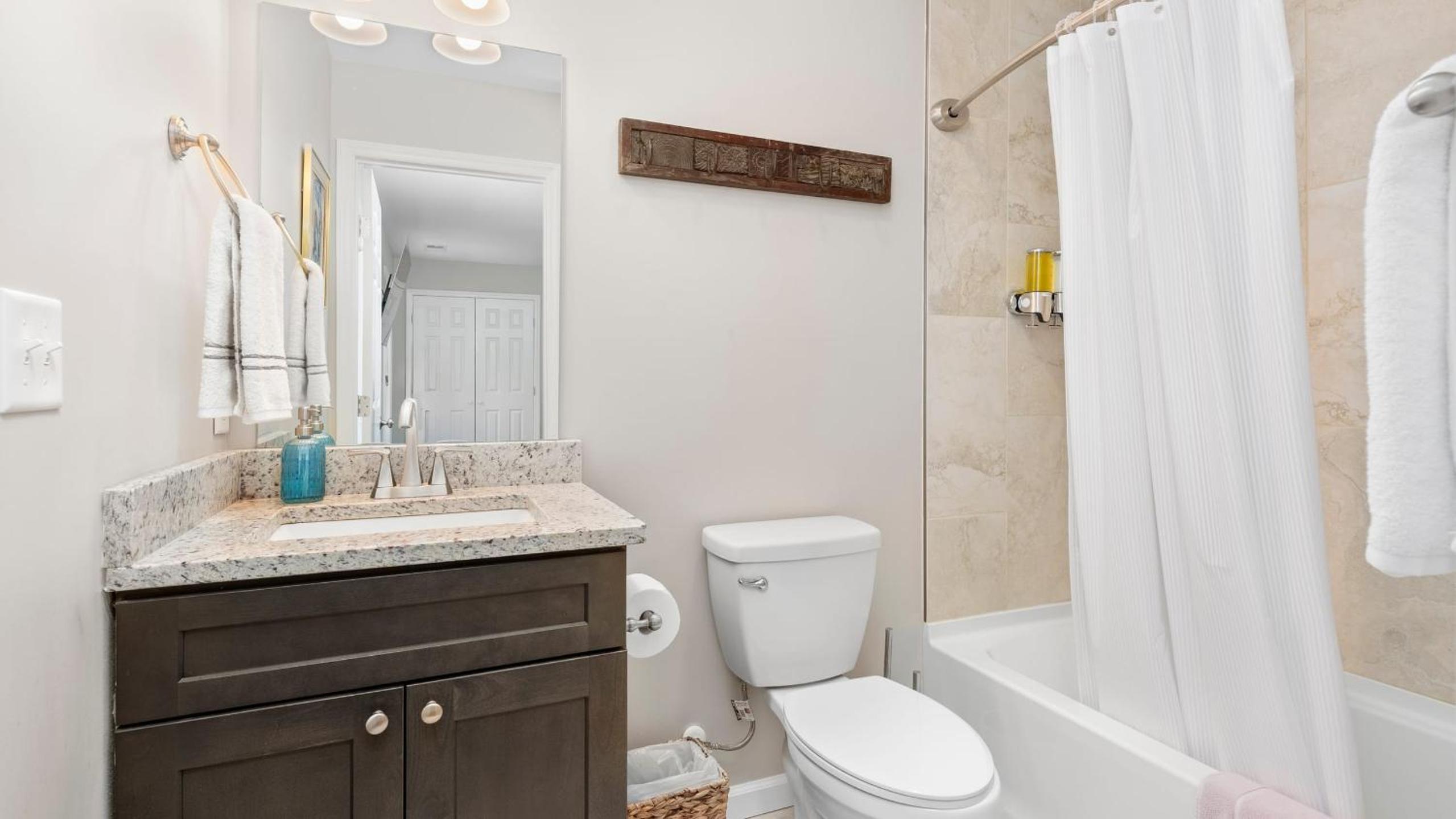 Little Sycamore Duplex by AvantStay Sleeps 20 w Private Patio 6 Minutes to Downtown Asheville