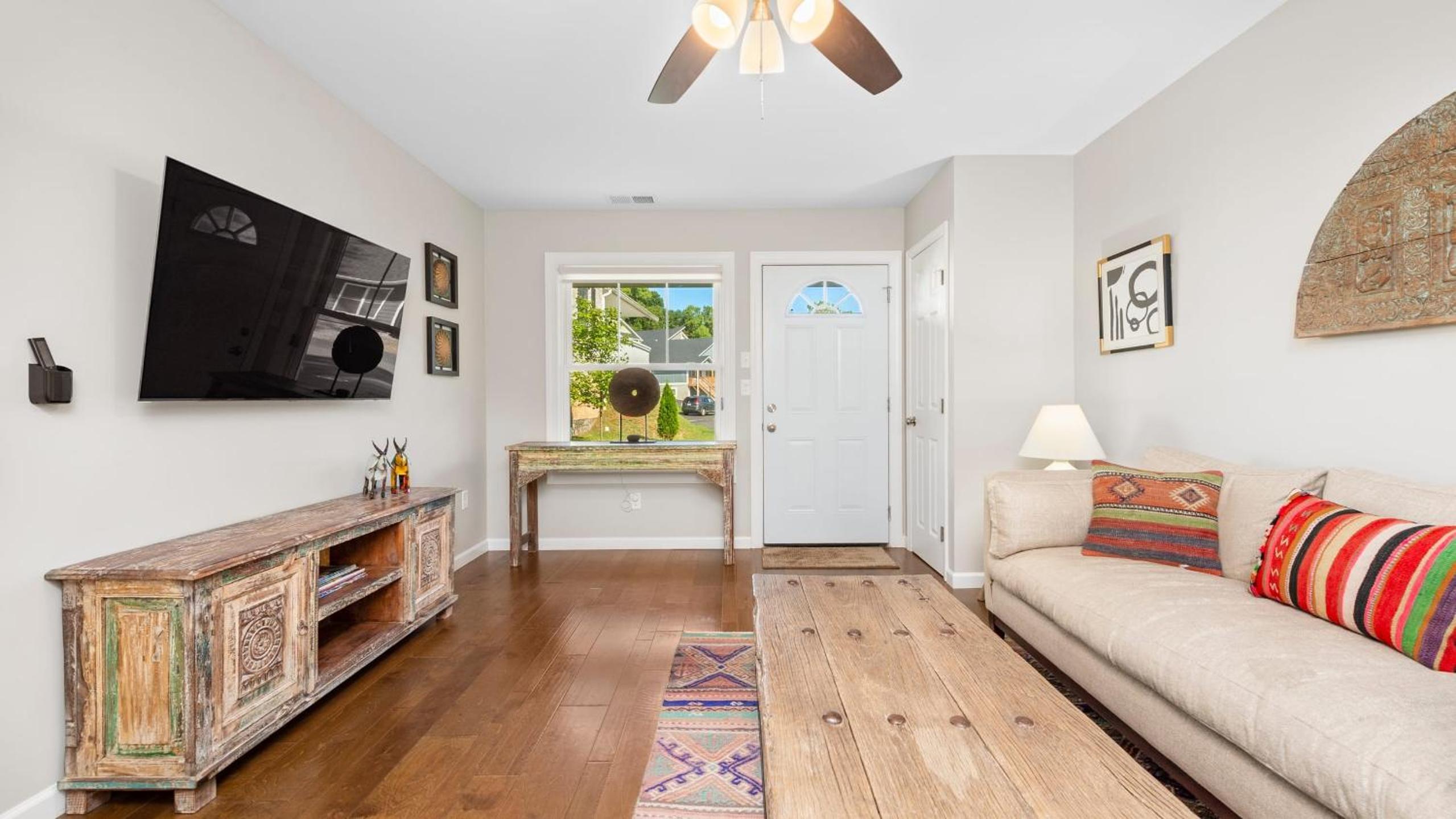Little Sycamore Duplex by AvantStay Sleeps 20 w Private Patio 6 Minutes to Downtown Asheville
