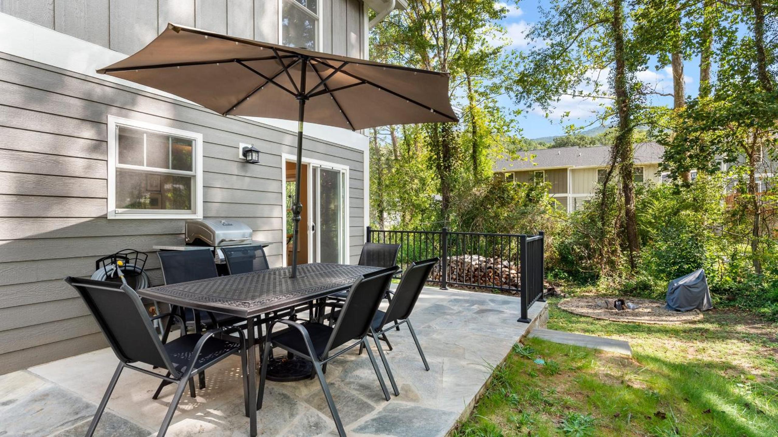 Little Sycamore Duplex by AvantStay Sleeps 20 w Private Patio 6 Minutes to Downtown Asheville