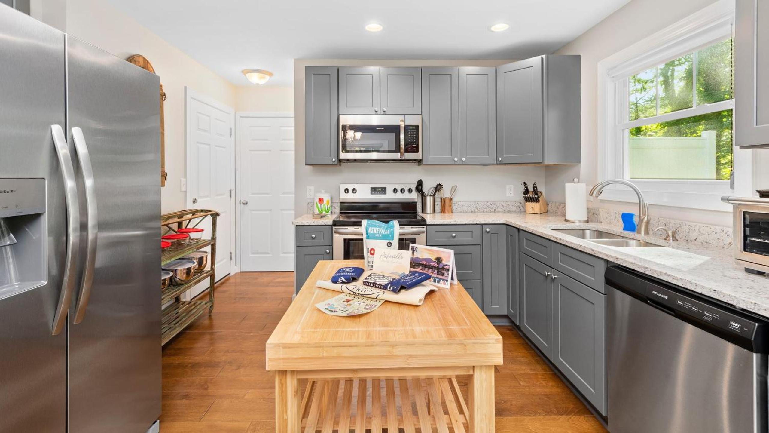 Little Sycamore Duplex by AvantStay Sleeps 20 w Private Patio 6 Minutes to Downtown Asheville
