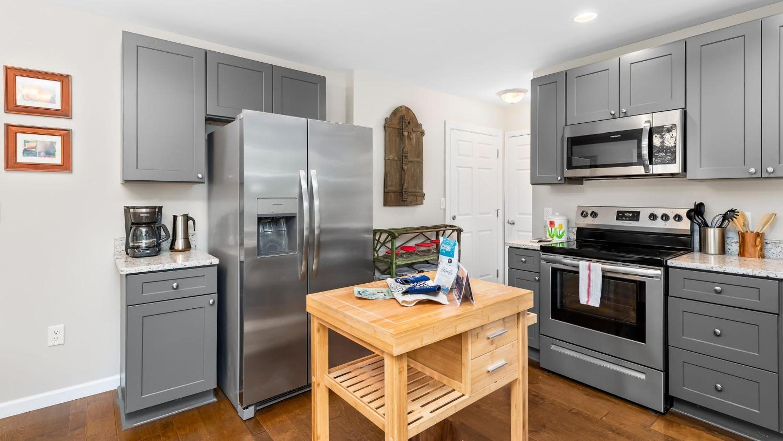 Little Sycamore Duplex by AvantStay Sleeps 20 w Private Patio 6 Minutes to Downtown Asheville