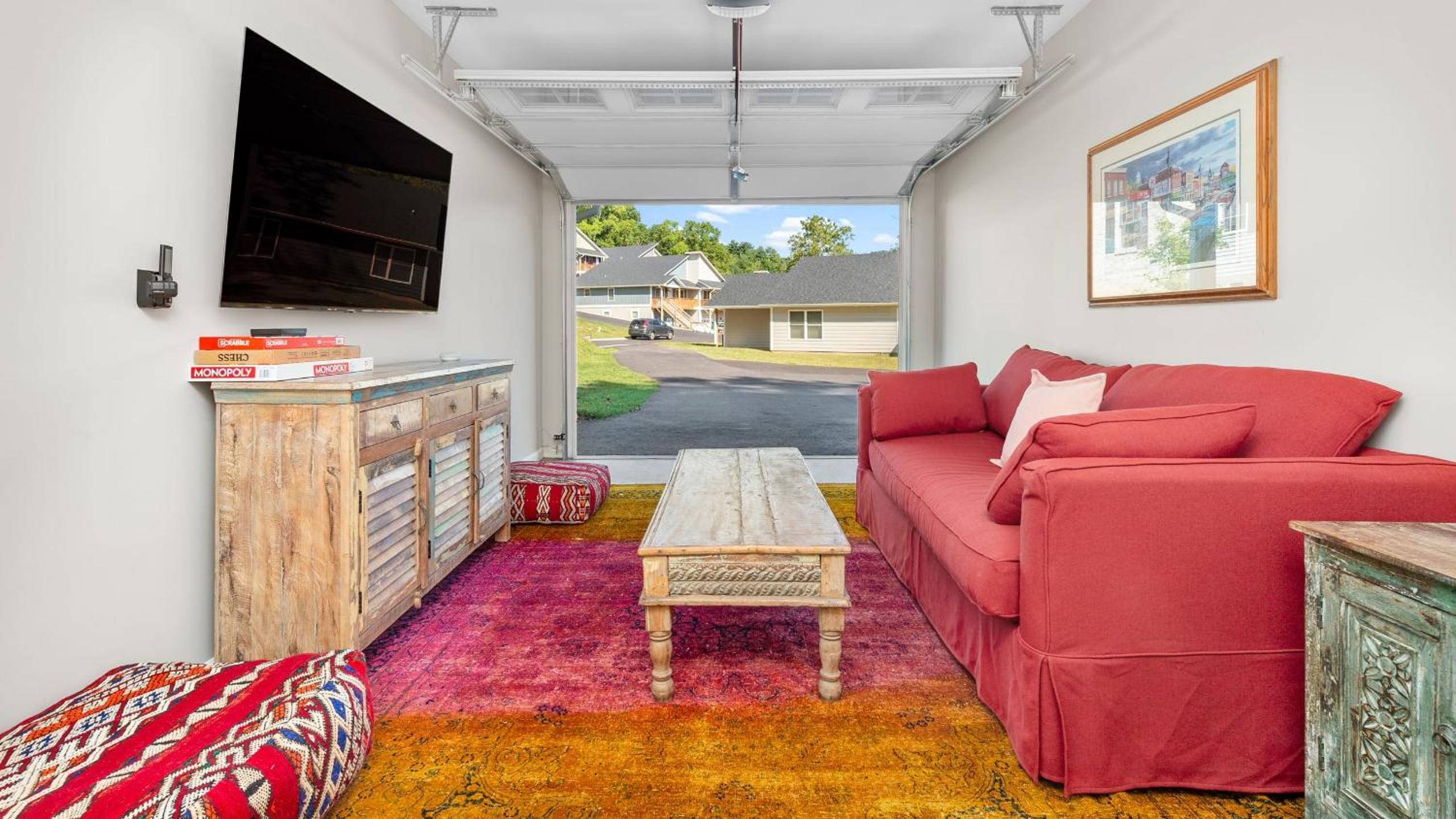Little Sycamore Duplex by AvantStay Sleeps 20 w Private Patio 6 Minutes to Downtown Asheville