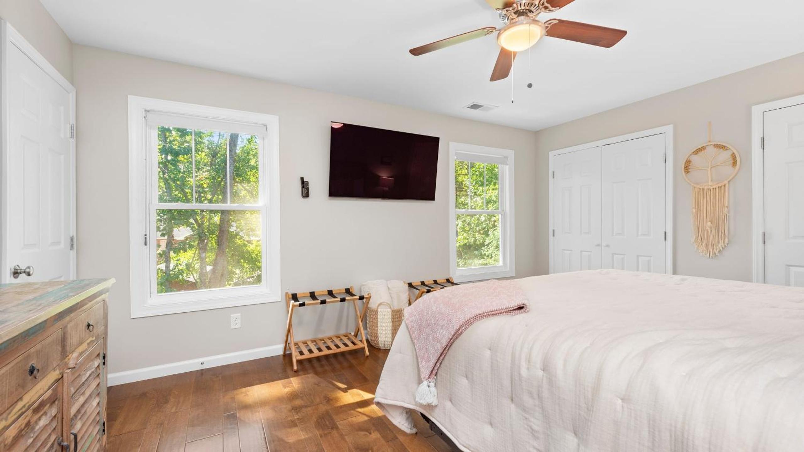 Little Sycamore Duplex by AvantStay Sleeps 20 w Private Patio 6 Minutes to Downtown Asheville