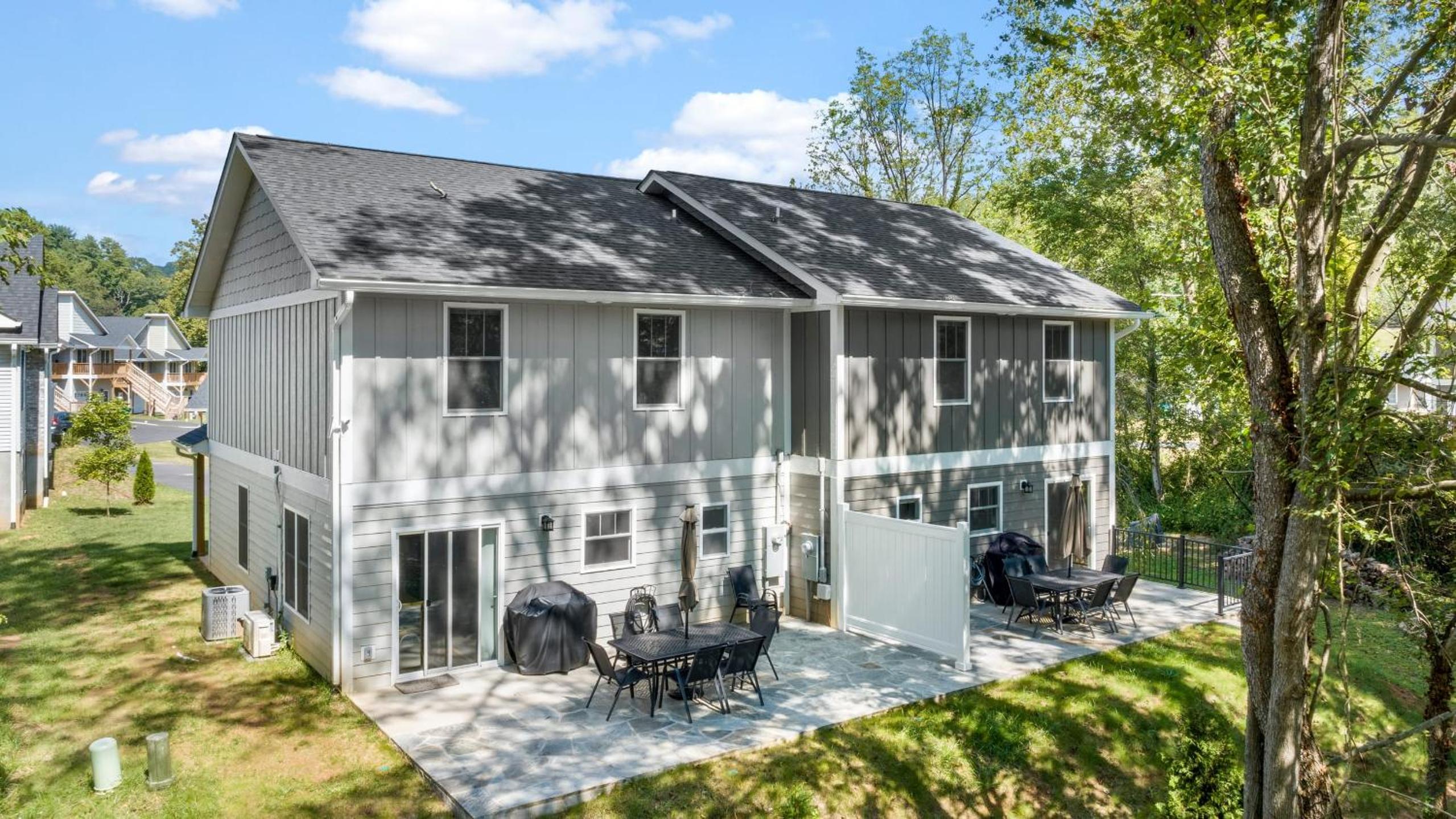 Little Sycamore Duplex by AvantStay Sleeps 20 w Private Patio 6 Minutes to Downtown Asheville