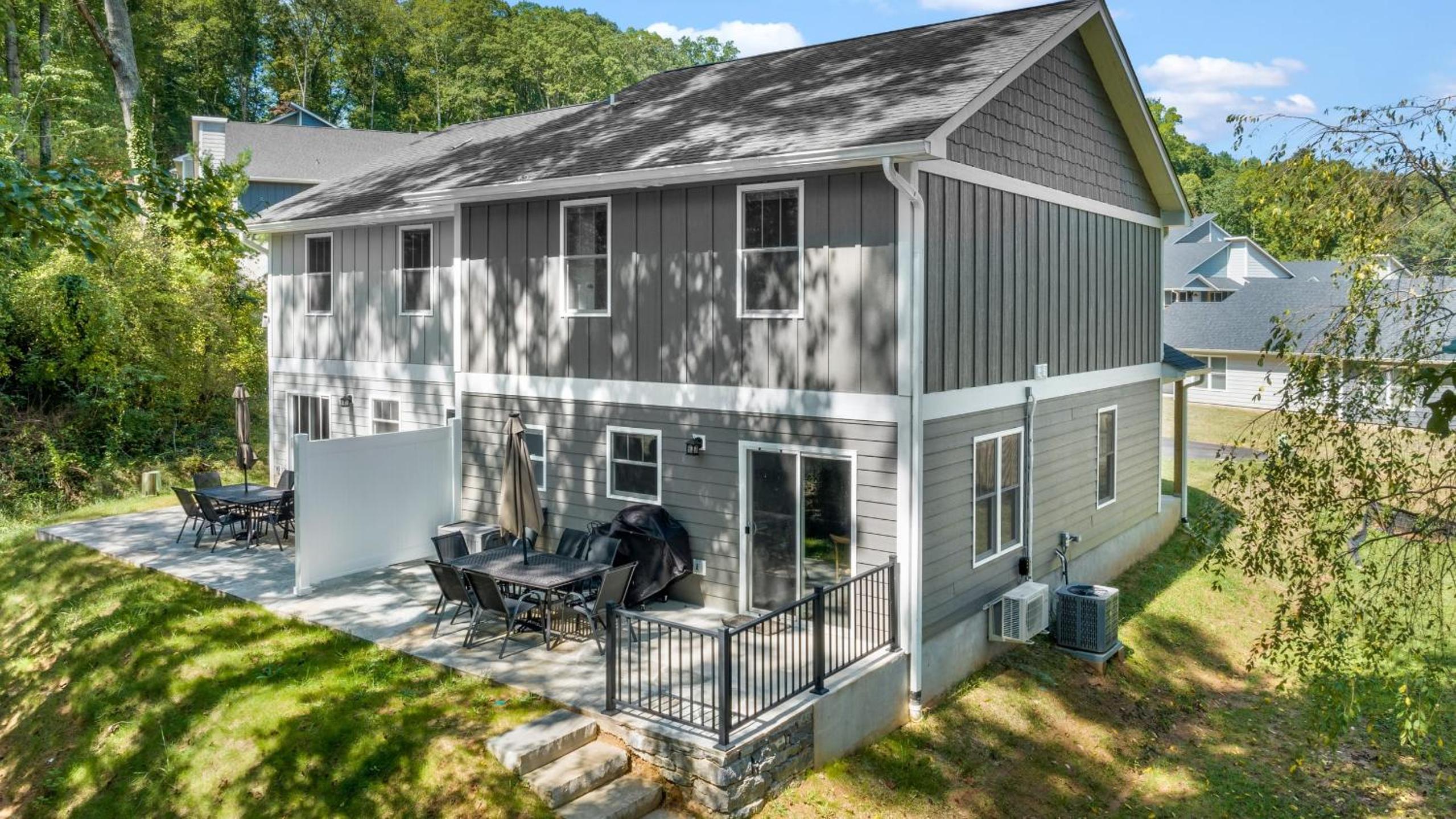 Little Sycamore Duplex by AvantStay Sleeps 20 w Private Patio 6 Minutes to Downtown Asheville