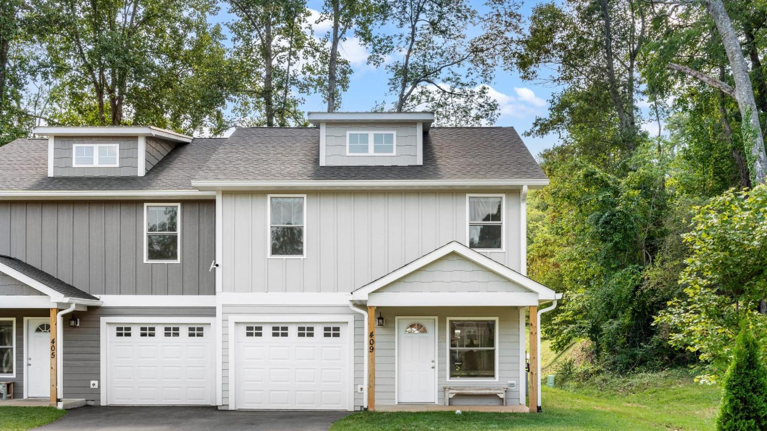 Little Sycamore Duplex by AvantStay Sleeps 20 w Private Patio 6 Minutes to Downtown Asheville