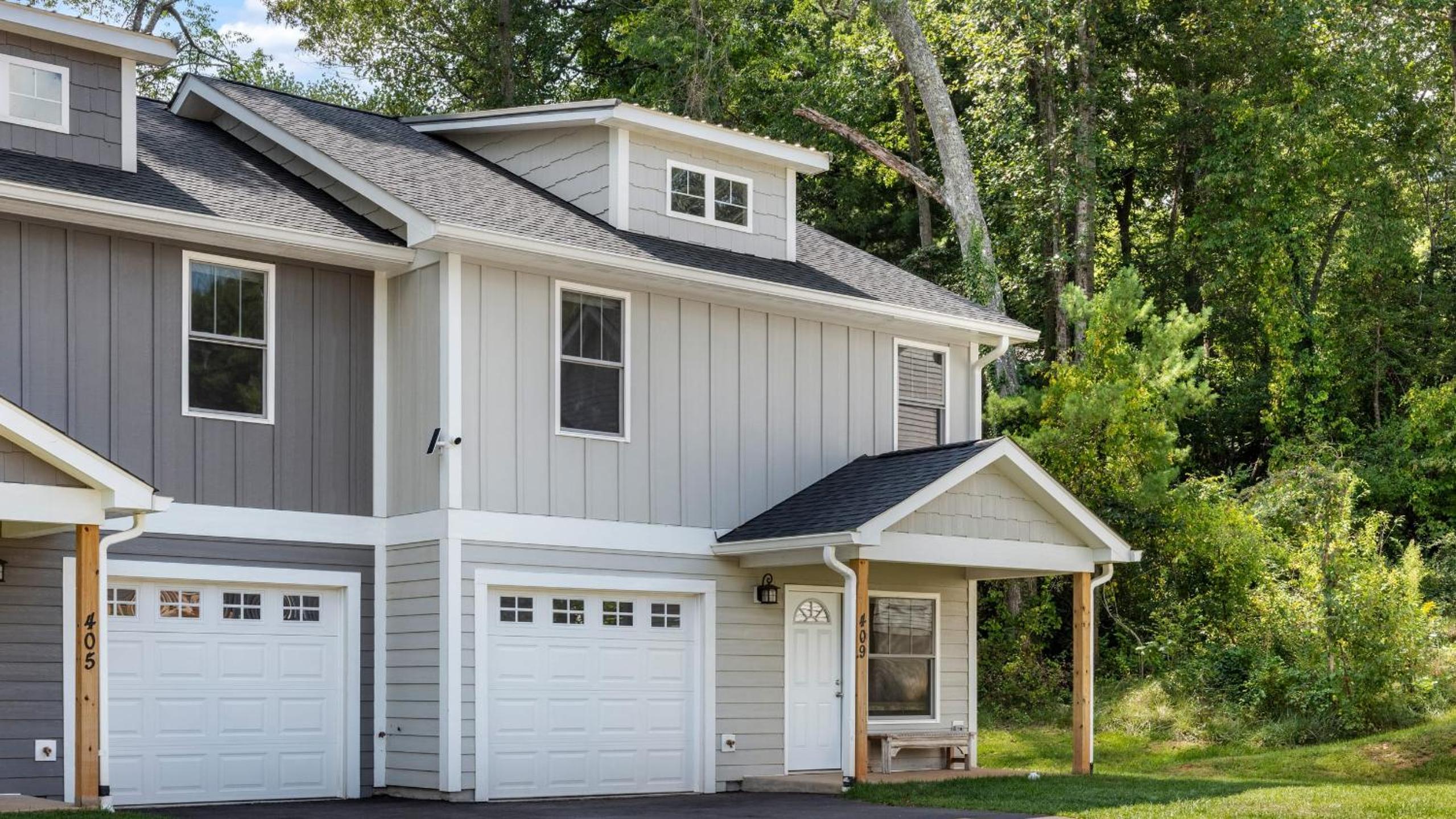 Little Sycamore Duplex by AvantStay Sleeps 20 w Private Patio 6 Minutes to Downtown Asheville
