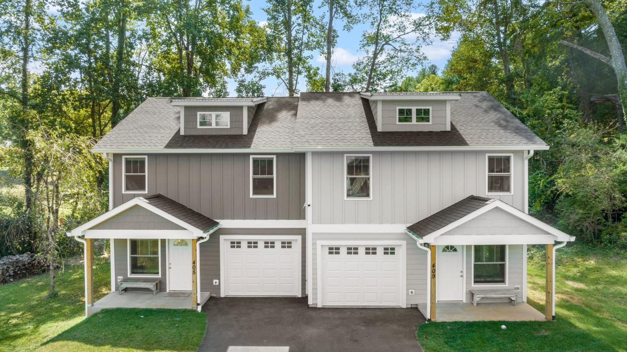 Little Sycamore Duplex by AvantStay Sleeps 20 w Private Patio 6 Minutes to Downtown Asheville