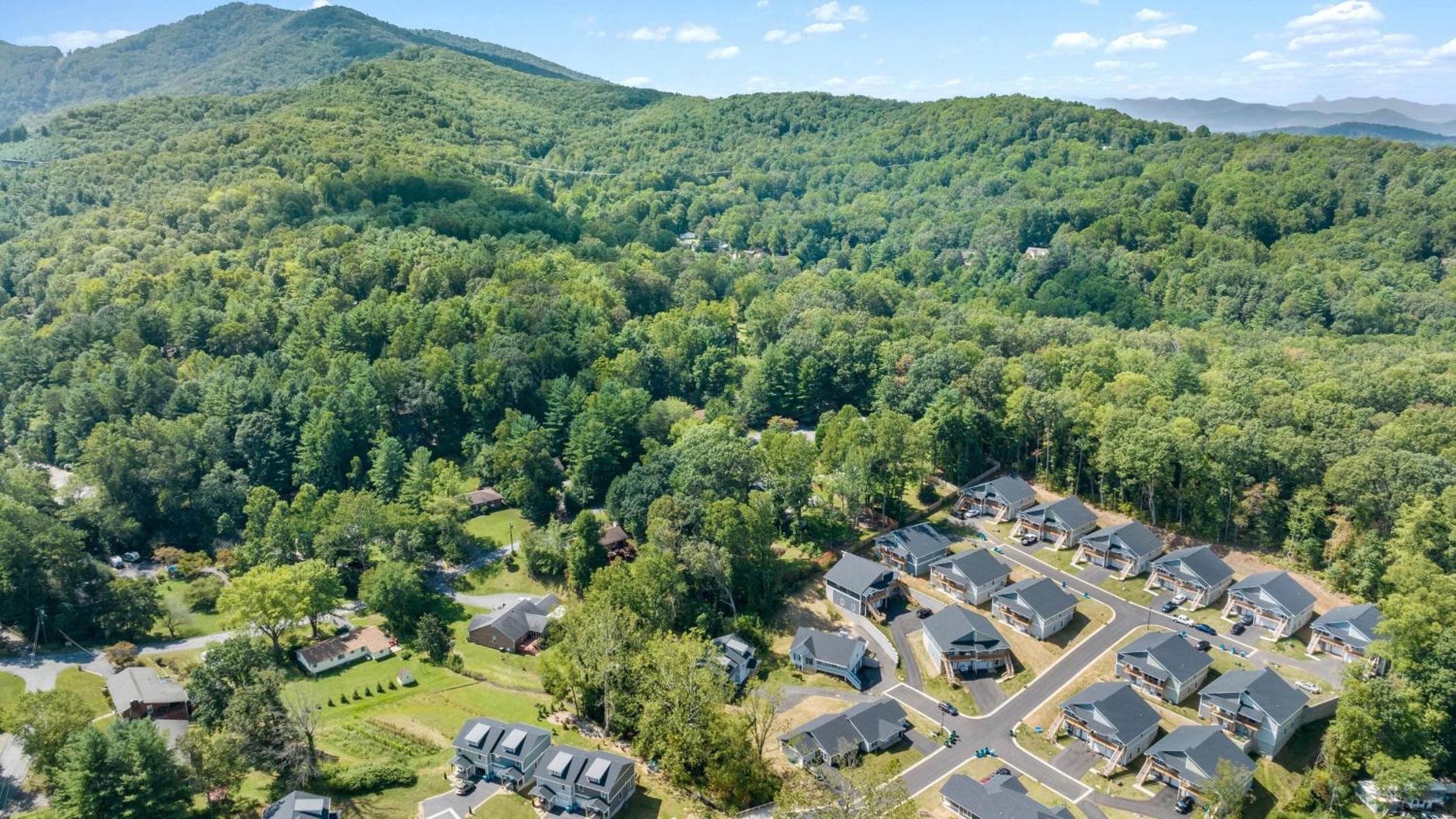 Little Sycamore Duplex by AvantStay Sleeps 20 w Private Patio 6 Minutes to Downtown Asheville