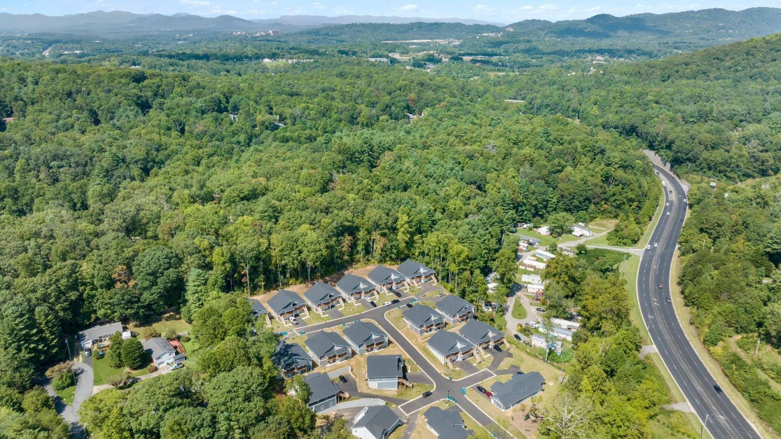 Little Sycamore Duplex by AvantStay Sleeps 20 w Private Patio 6 Minutes to Downtown Asheville