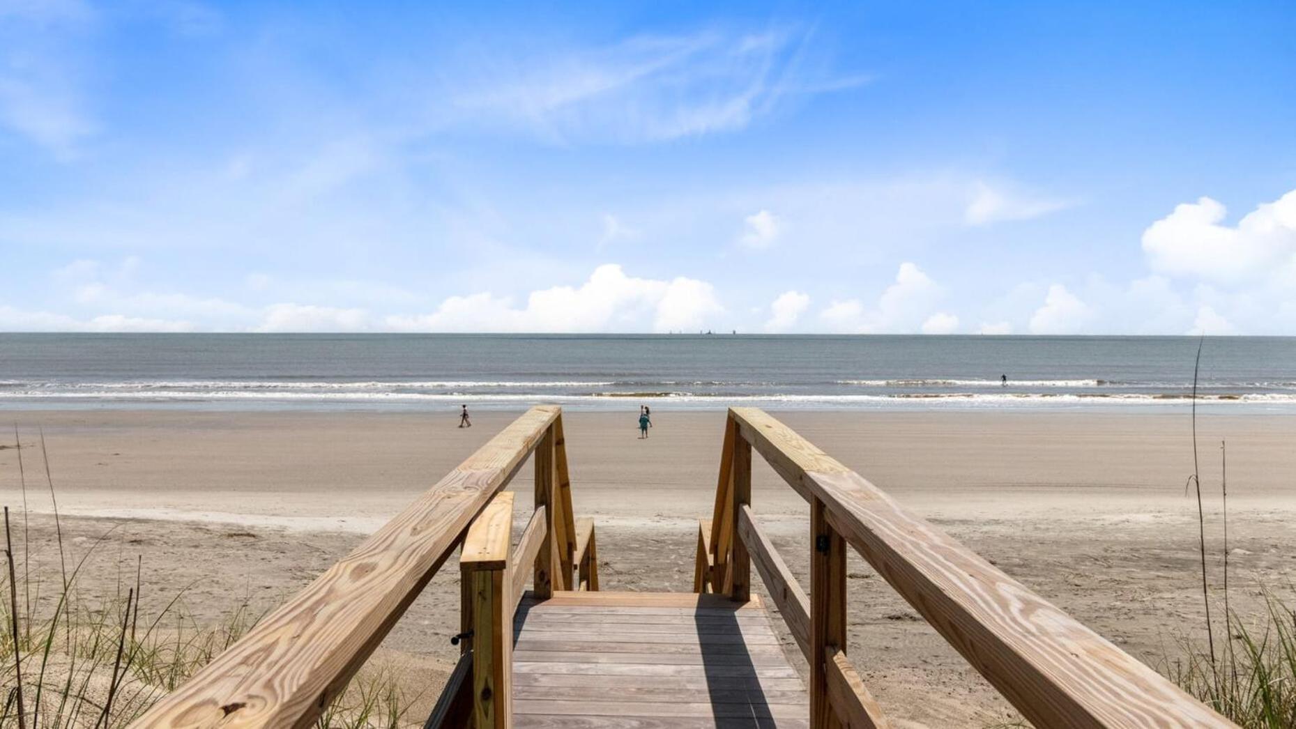 712 Ocean Blvd by AvantStay New Construction w Pool Game Zone Private Beach Access and Oceanfront Views