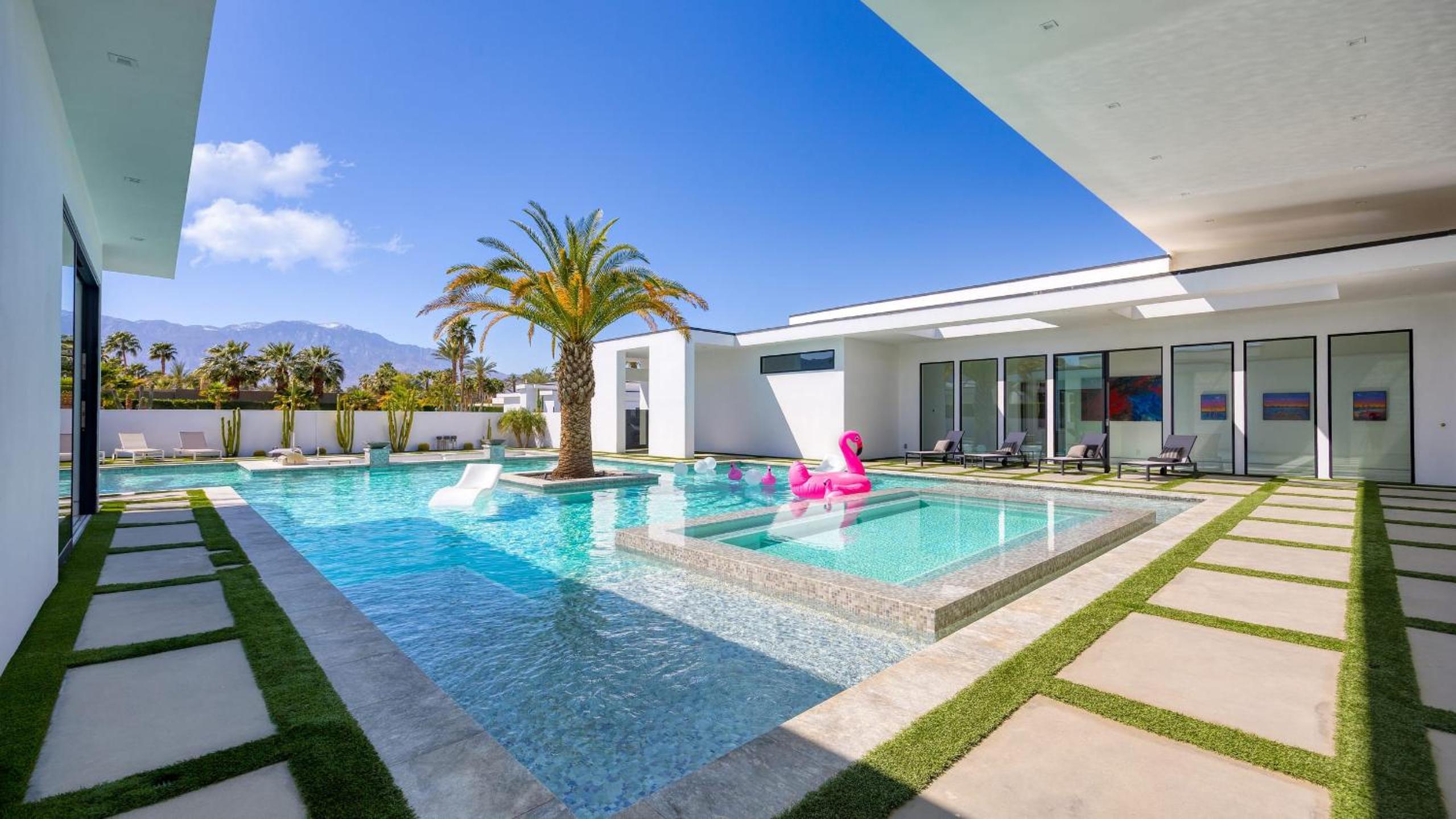 Rancho Mirage Oasis w Pool Hot Tub Bocce Putting Green Firepit