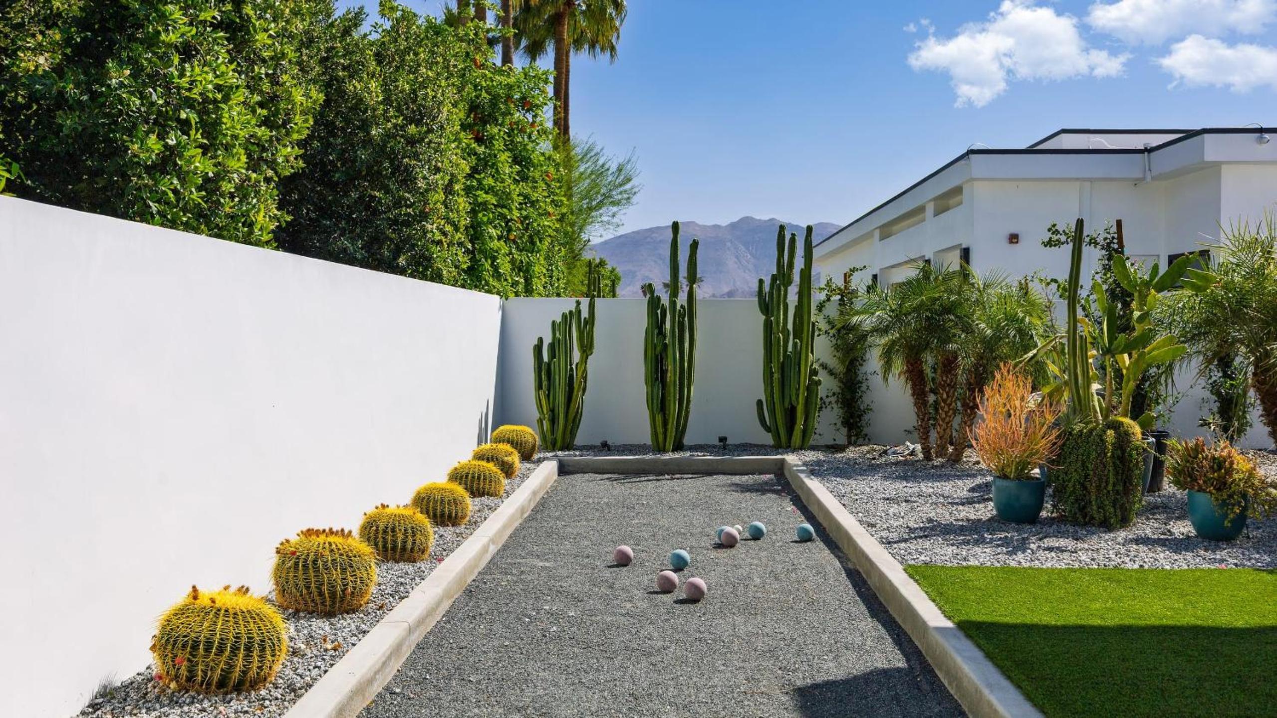 Rancho Mirage Oasis w Pool Hot Tub Bocce Putting Green Firepit