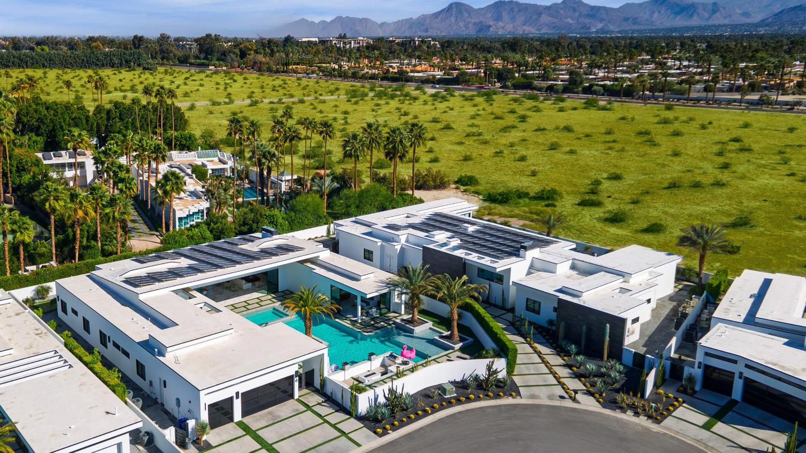 Rancho Mirage Oasis w Pool Hot Tub Bocce Putting Green Firepit