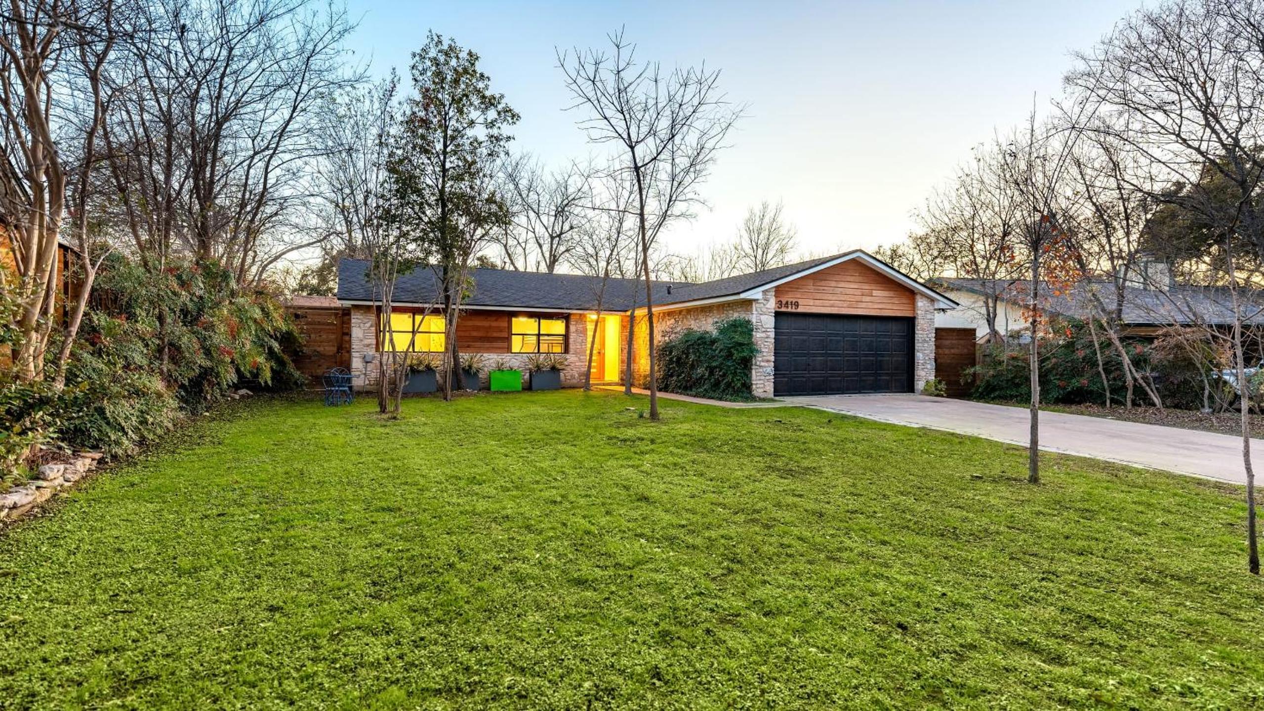Private Yard w BBQ Games Steps to South Congress Barton Creek Clarksburg