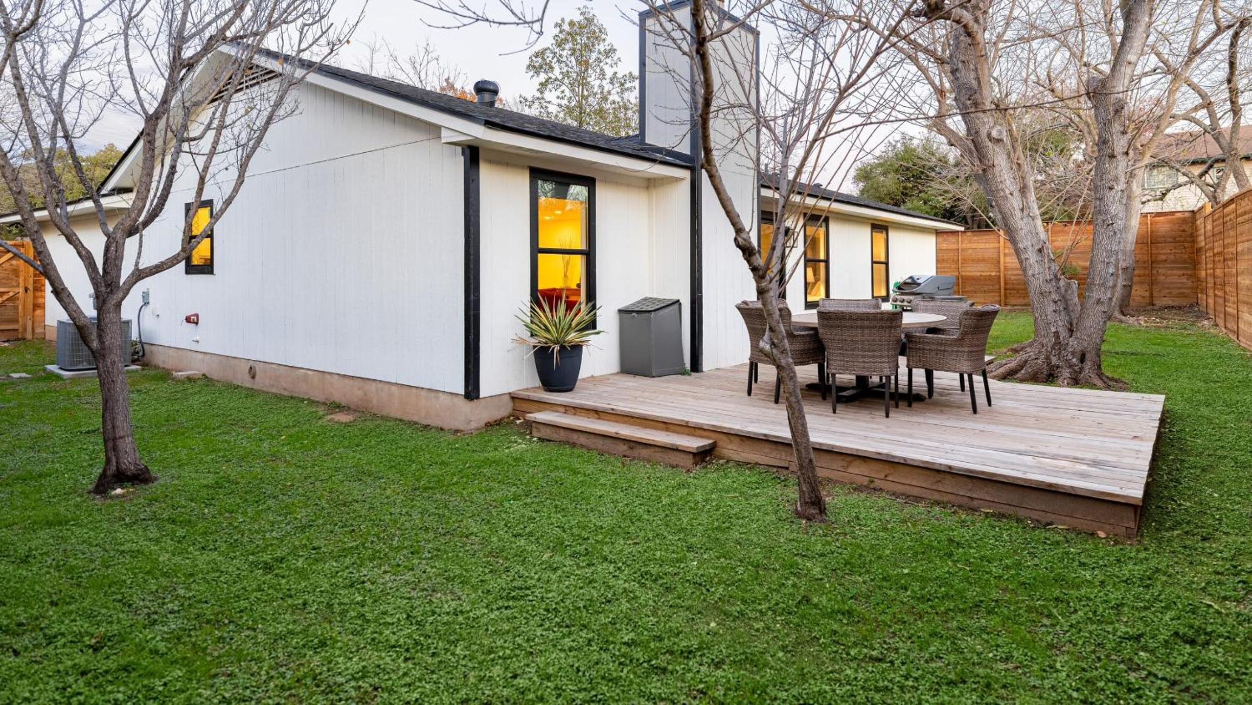 Private Yard w BBQ Games Steps to South Congress Barton Creek Clarksburg