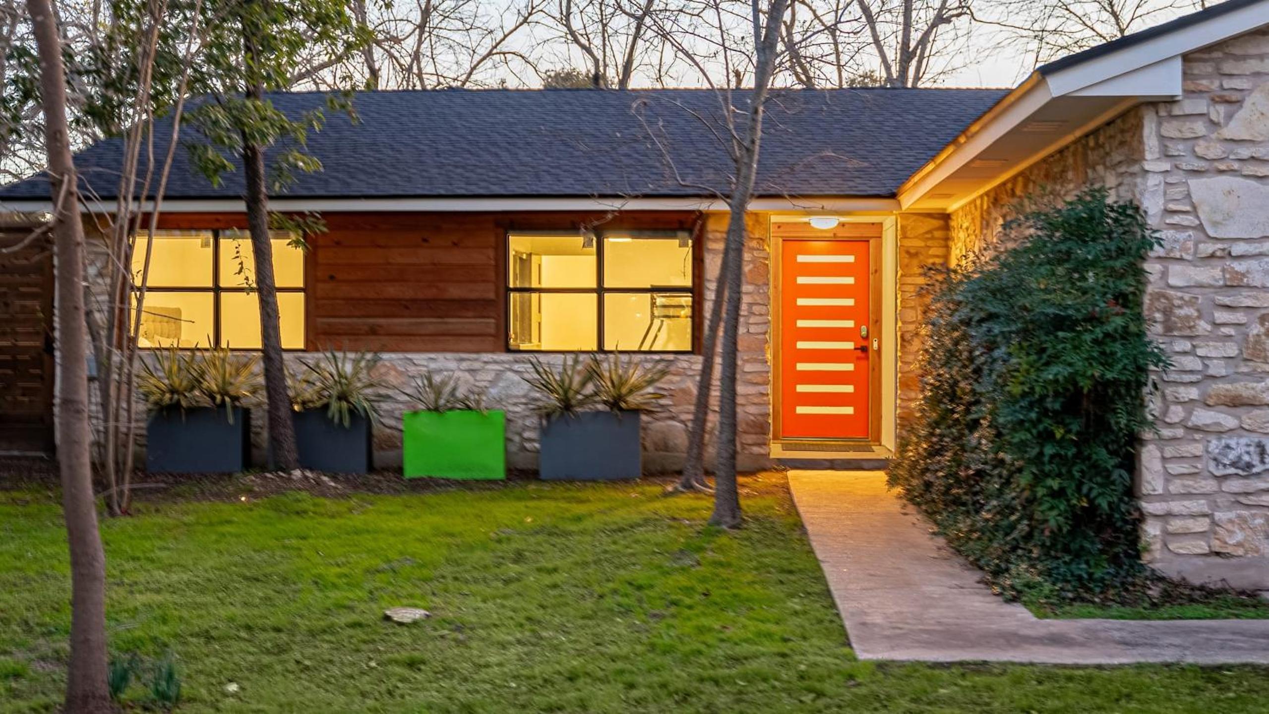 Private Yard w BBQ Games Steps to South Congress Barton Creek Clarksburg