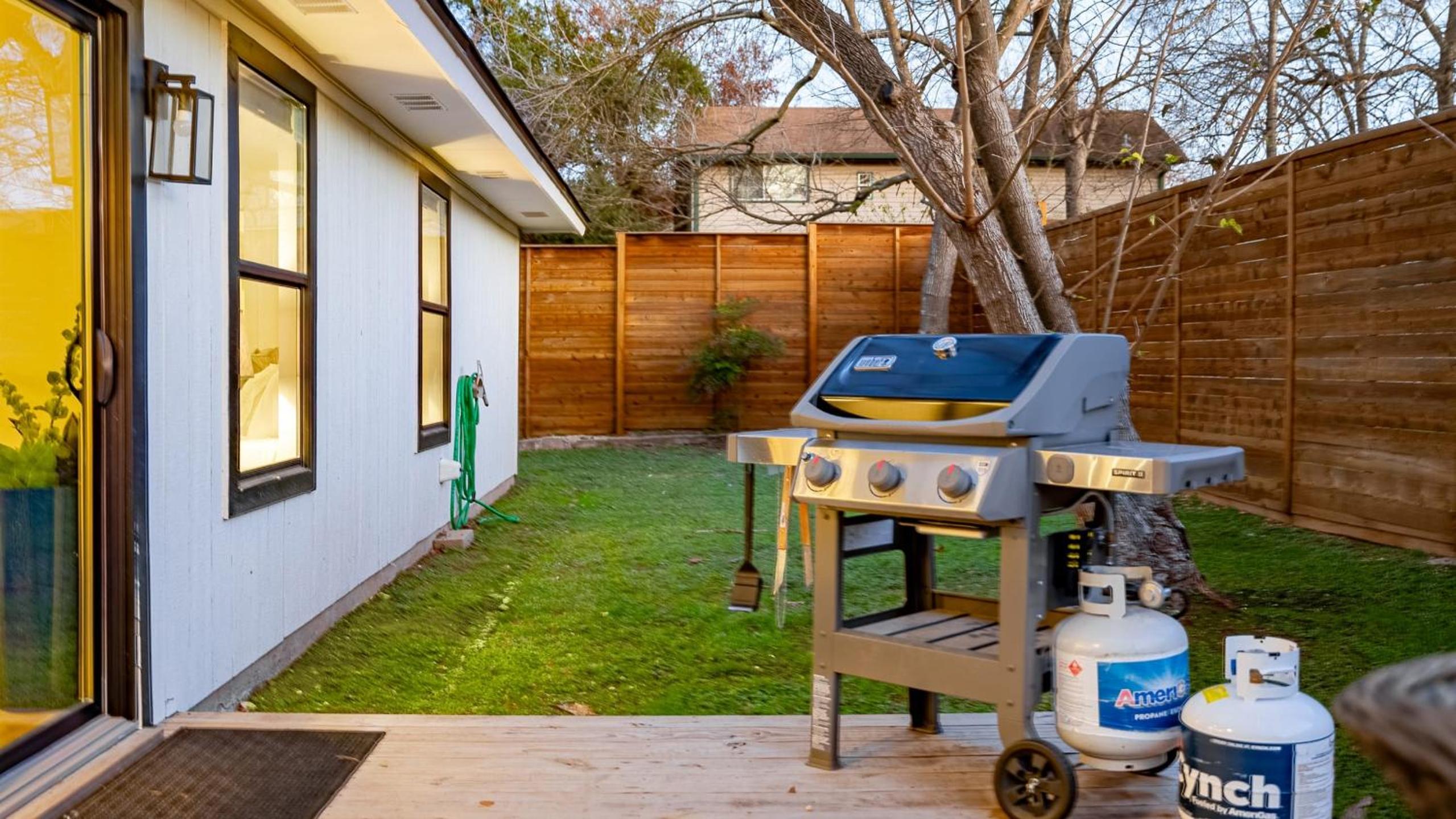 Private Yard w BBQ Games Steps to South Congress Barton Creek Clarksburg