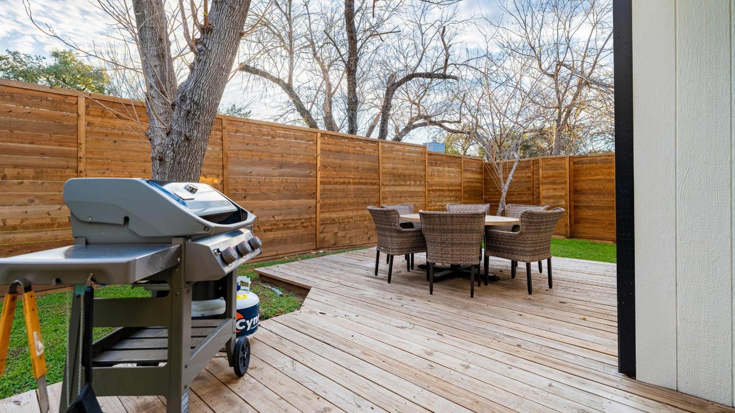 Private Yard w BBQ Games Steps to South Congress Barton Creek Clarksburg