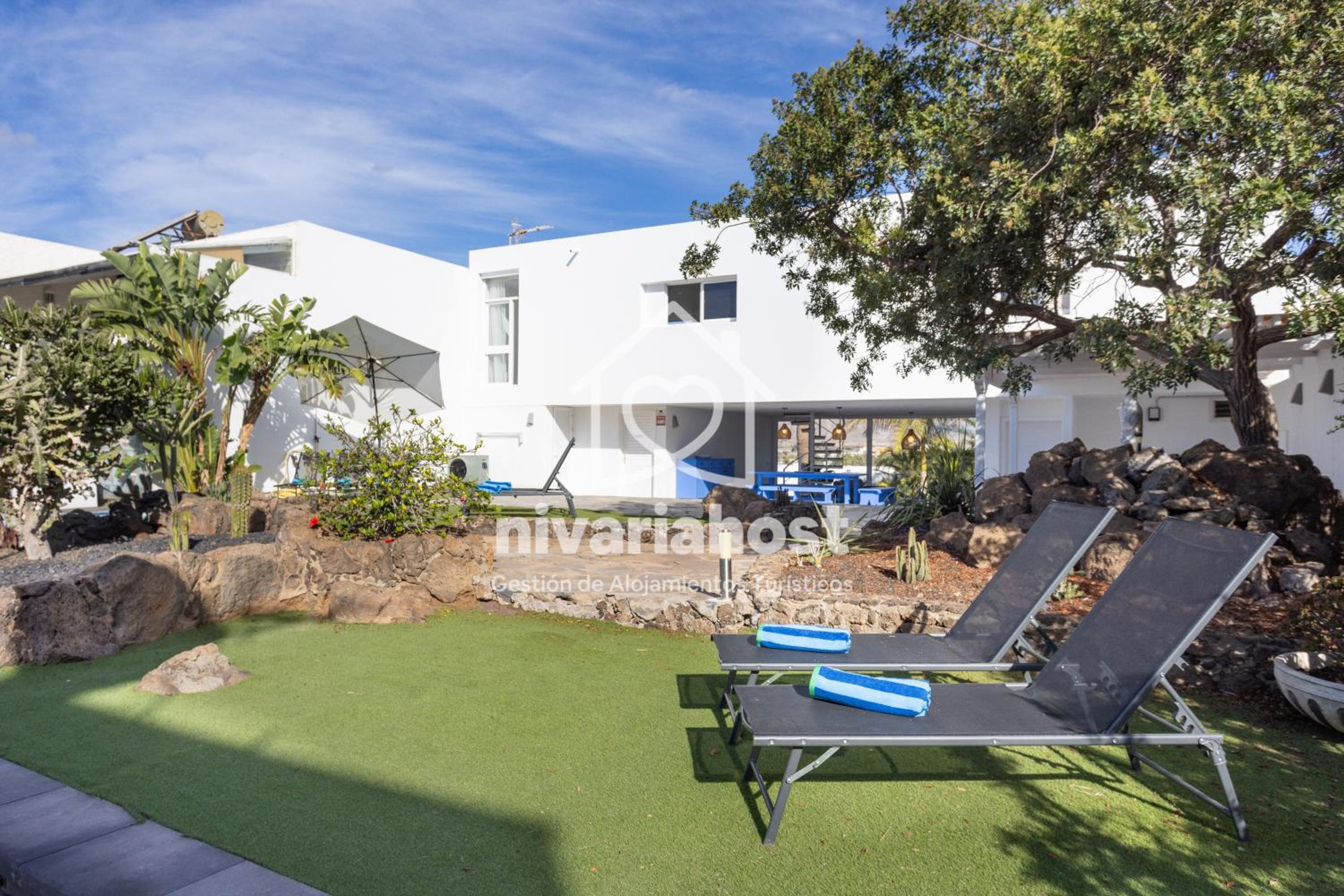 Private Pool Villa, Bellavista by Nivariahost