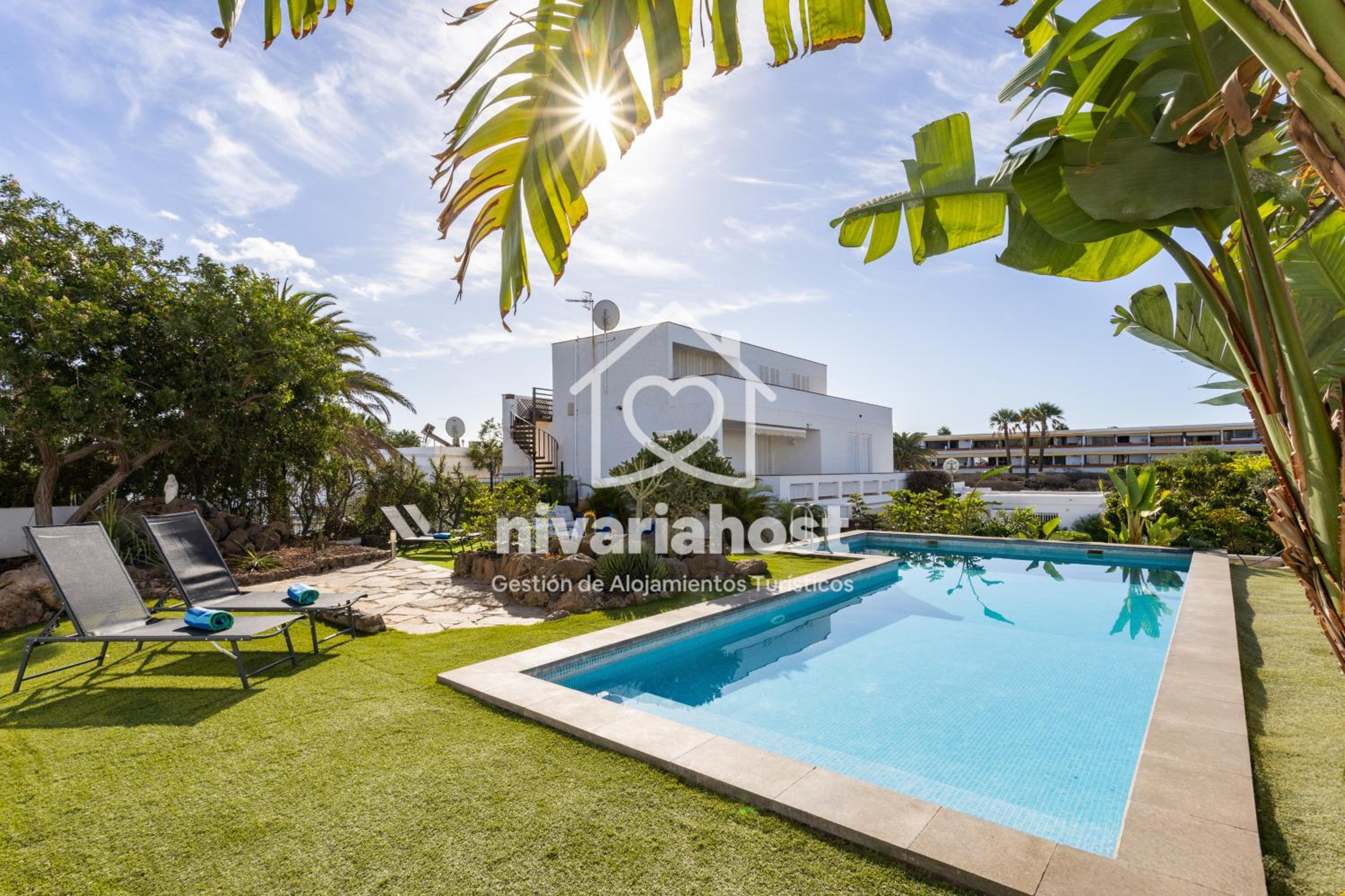 Private Pool Villa, Bellavista by Nivariahost