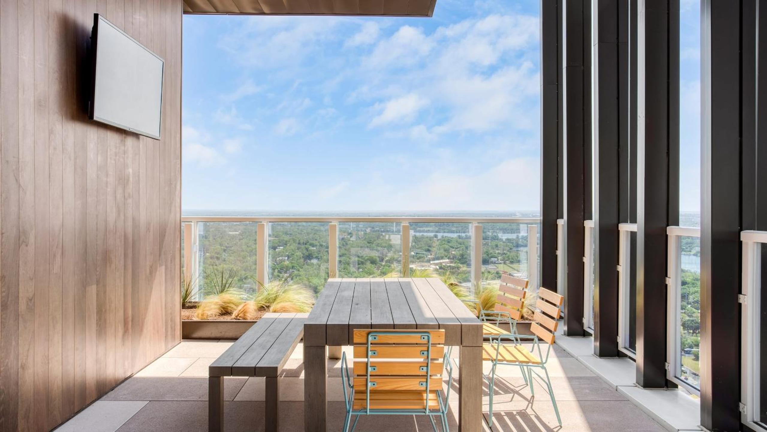 New Austin High Rise Near DT Luxe Amenities Rooftop Pool GymYoga Studio
