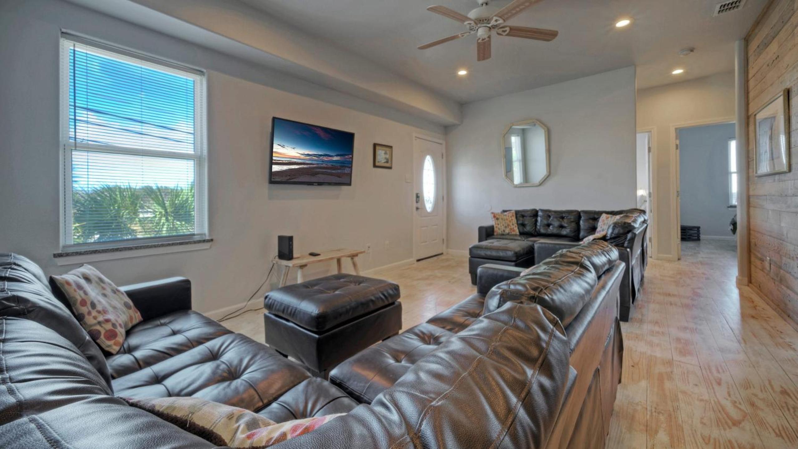 Sleeps 31 2 Homes w Boat Dock Waterfront Pool Laguna Village Getaway