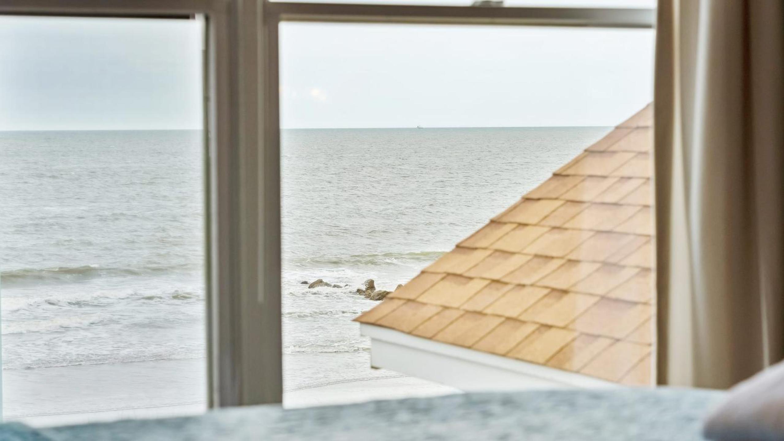 Oceanfront w Pool Panoramic Deck Views 5BDR Folly Ocean Breeze by AvantStay