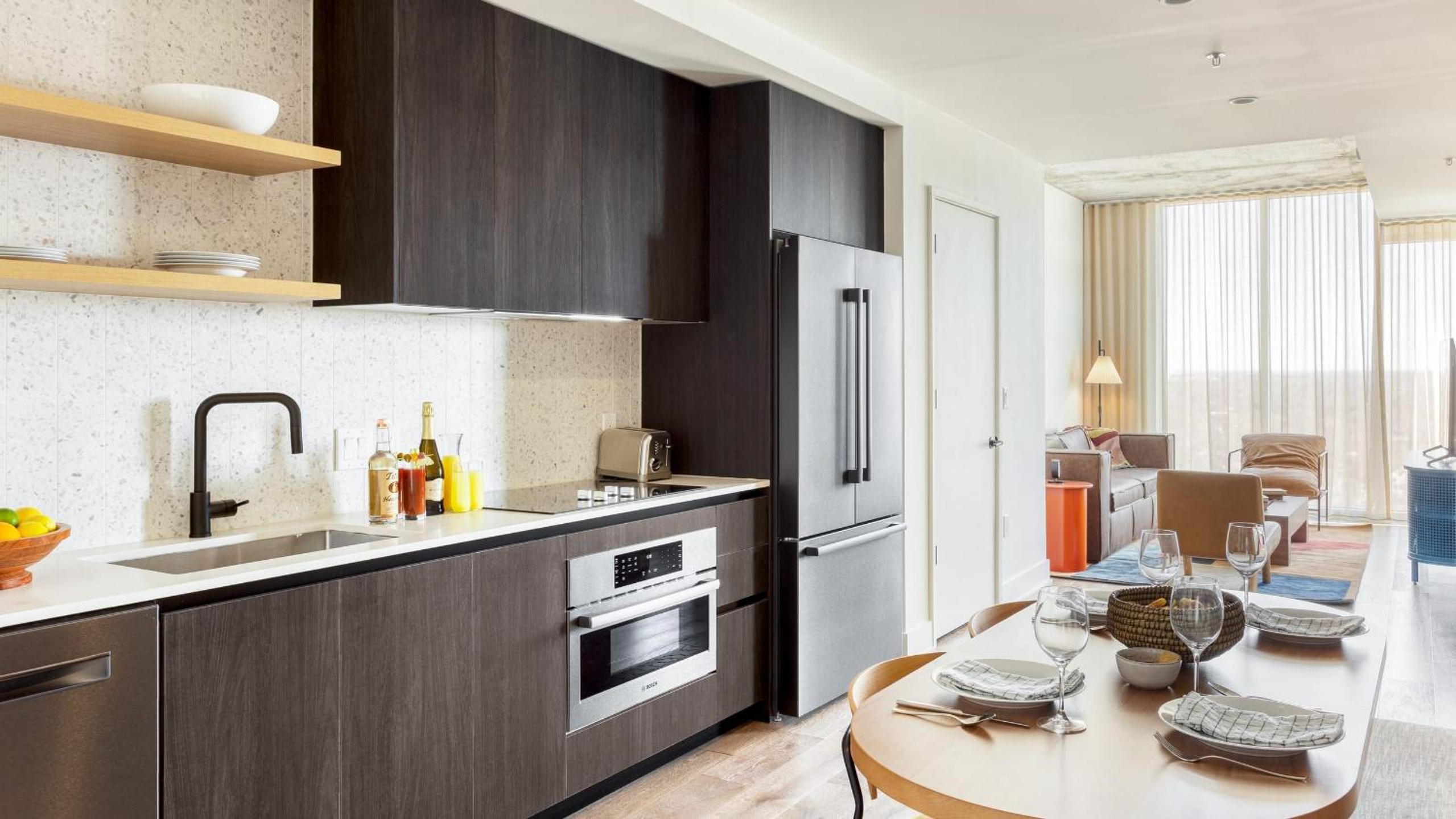 Sleeps 16 Brand New Austin High Rise w Rooftop Pool Gym Yoga Studio More