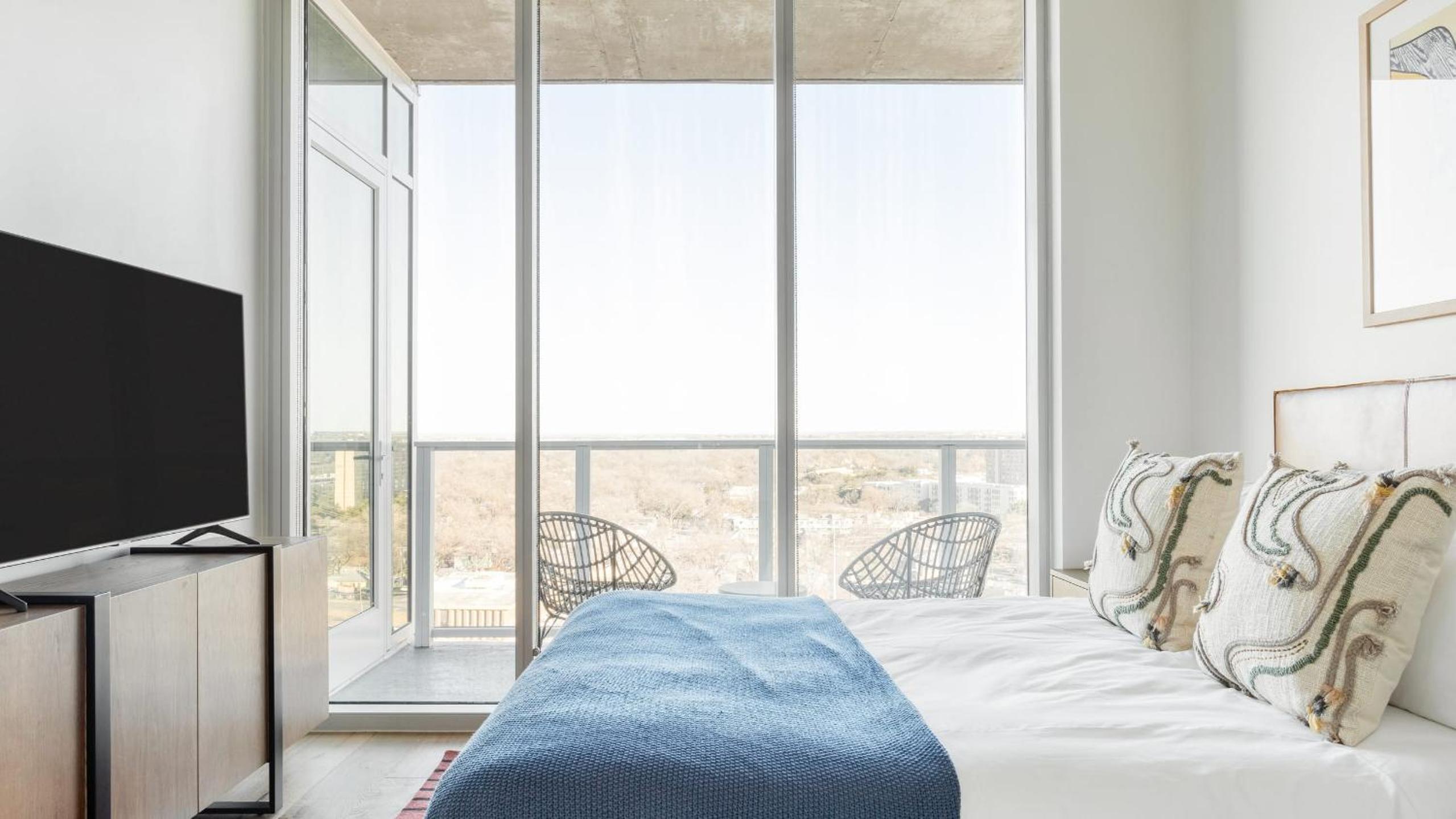 Sleeps 16 Brand New Austin High Rise w Rooftop Pool Gym Yoga Studio More