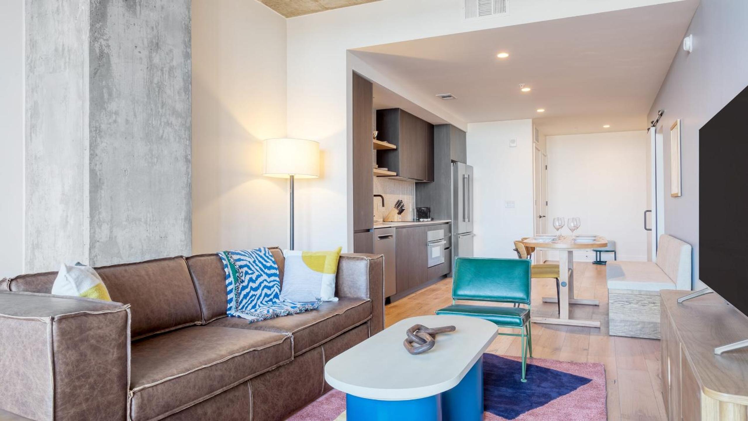 Sleeps 16 Brand New Austin High Rise w Rooftop Pool Gym Yoga Studio More