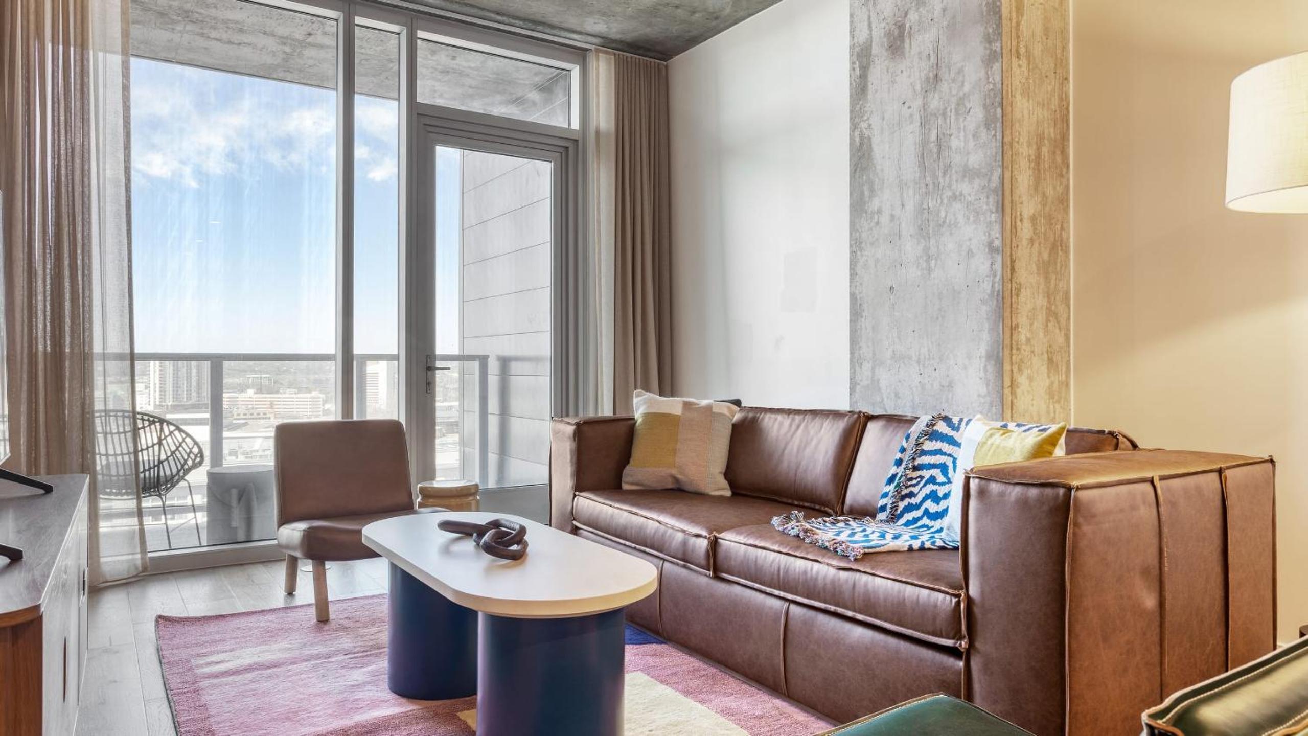 Sleeps 16 Brand New Austin High Rise w Rooftop Pool Gym Yoga Studio More
