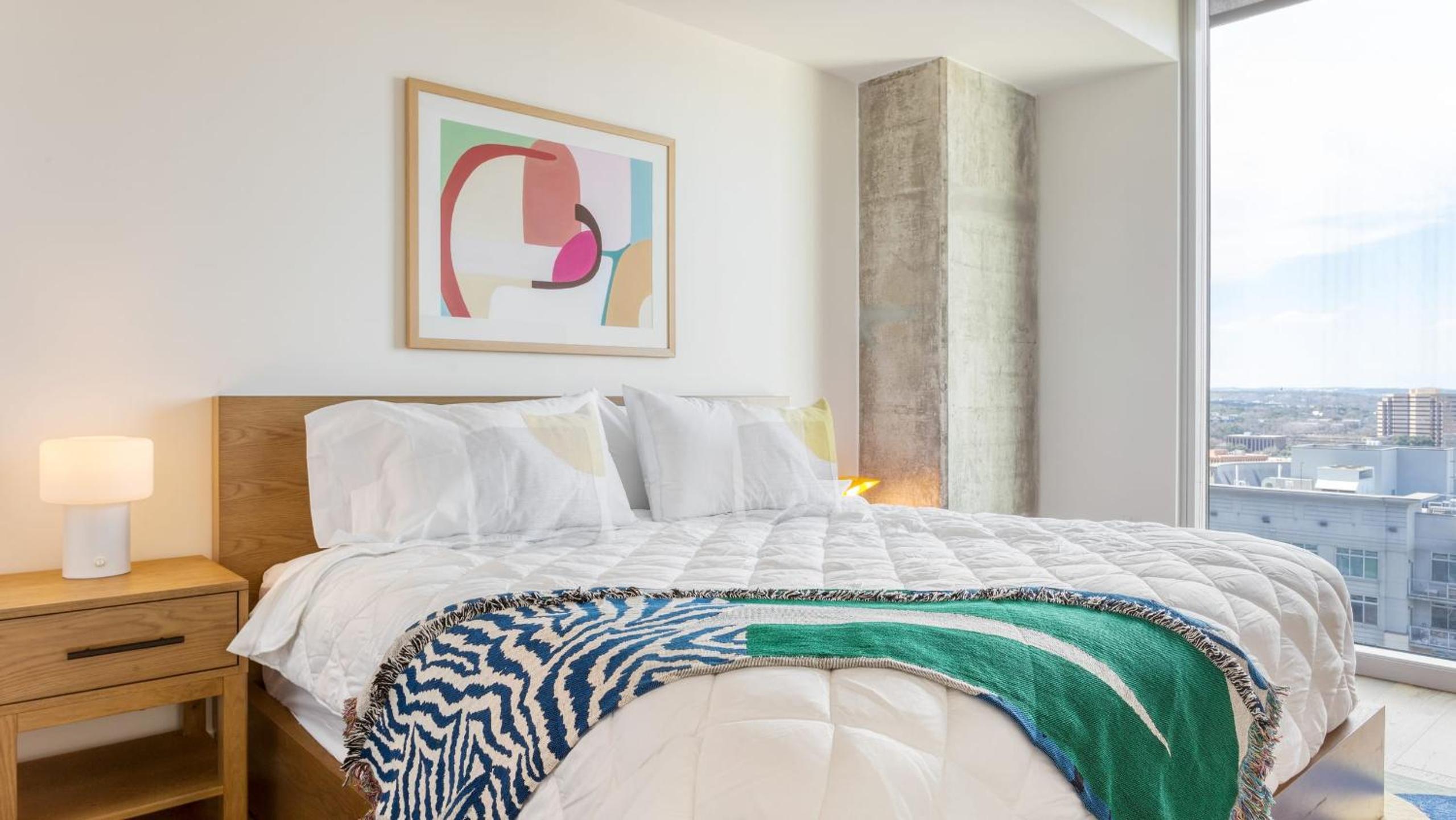 Sleeps 16 Brand New Austin High Rise w Rooftop Pool Gym Yoga Studio More