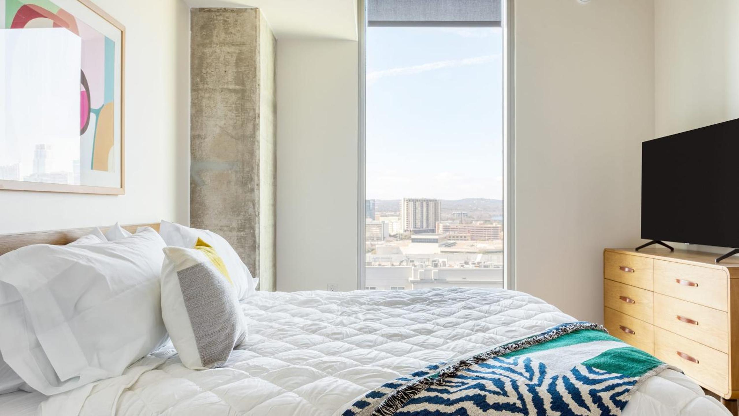 Sleeps 16 Brand New Austin High Rise w Rooftop Pool Gym Yoga Studio More
