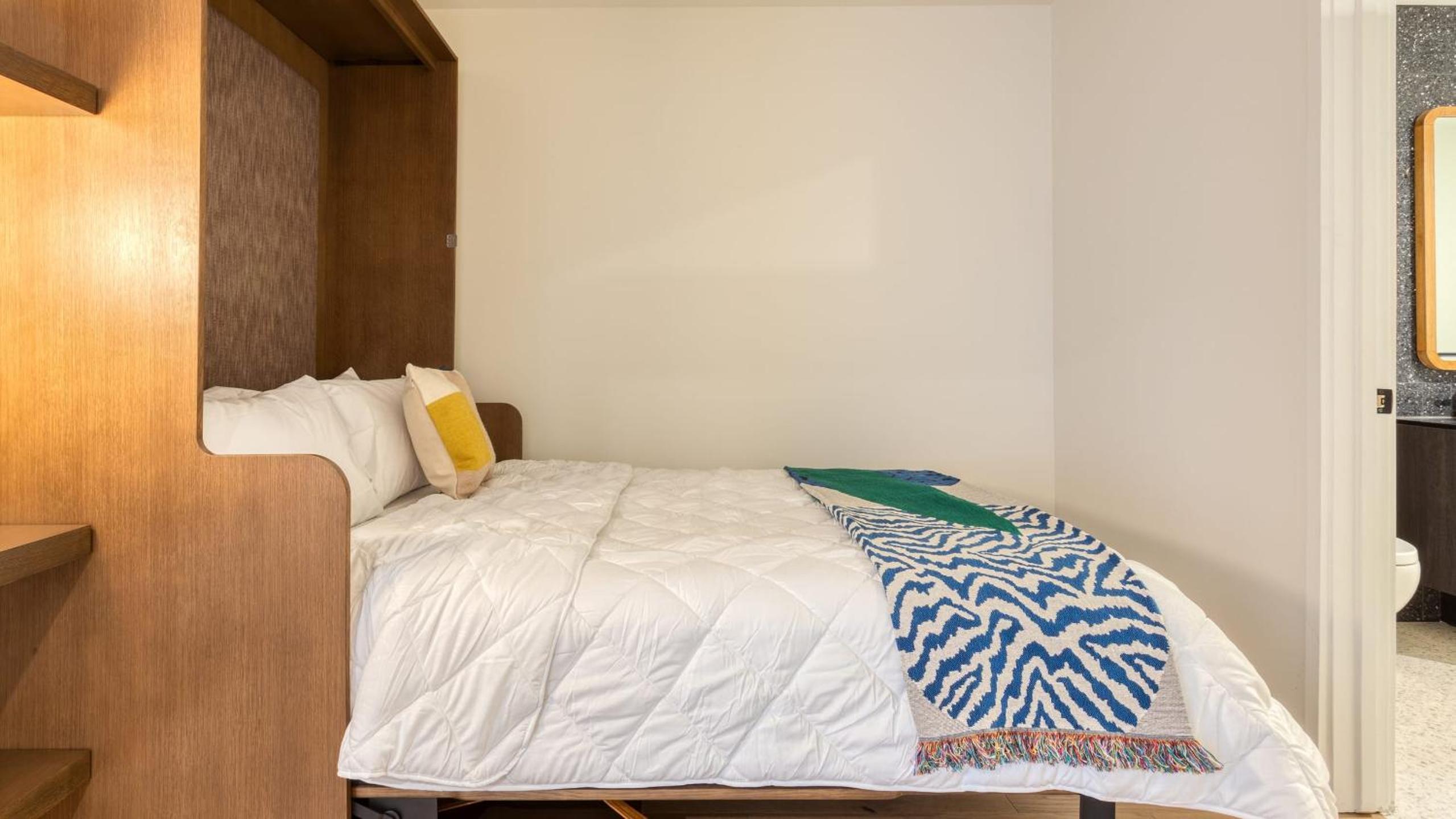 Sleeps 16 Brand New Austin High Rise w Rooftop Pool Gym Yoga Studio More